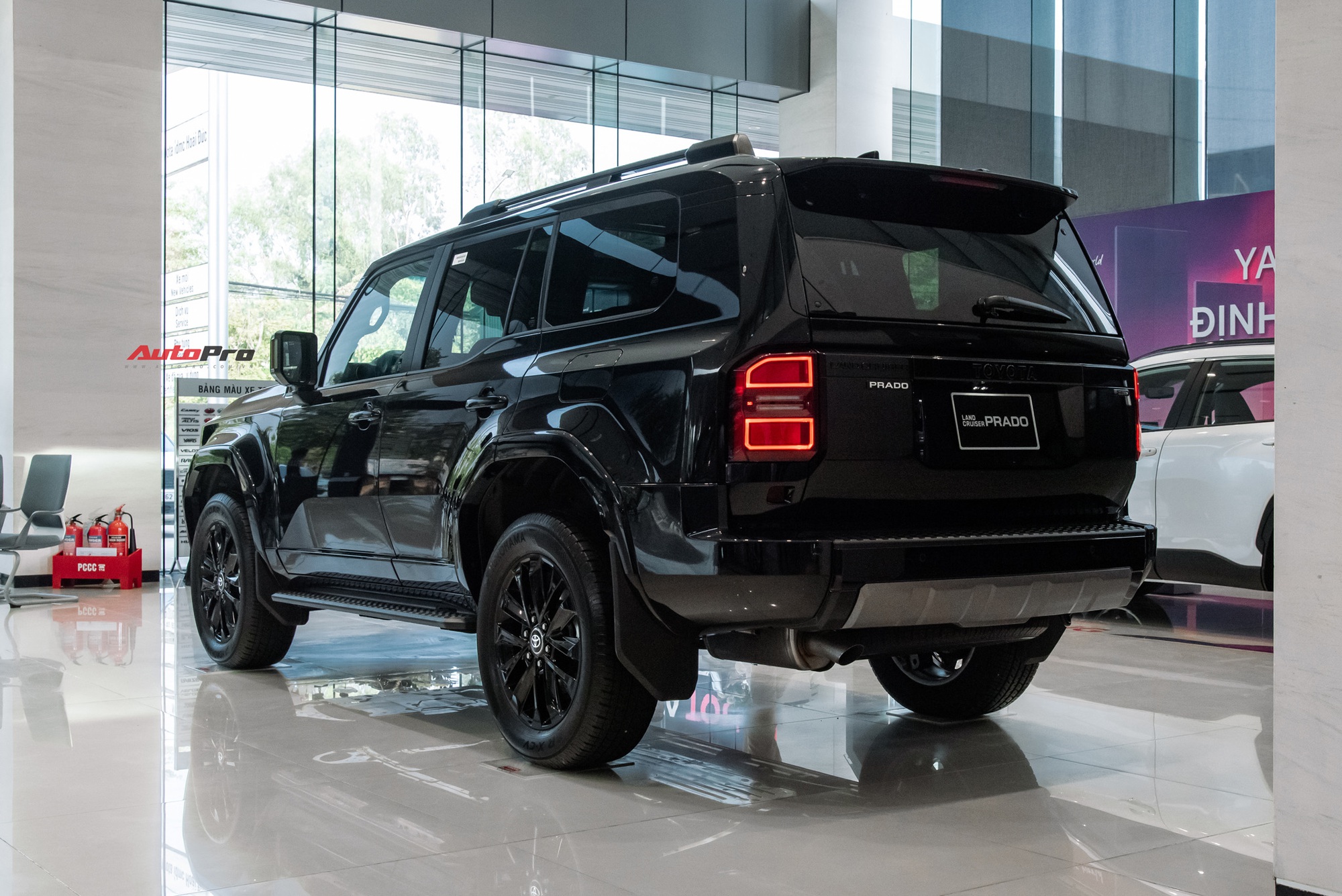 Lô Toyota Prado ‘lạ’ xuất hiện tại Việt Nam: Thiết kế khác biệt, động cơ hybrid mạnh hơn hẳn xe chính hãng- Ảnh 8. Lô Toyota Prado ‘lạ’ xuất hiện tại Việt Nam: Thiết kế khác biệt, động cơ hybrid mạnh hơn hẳn xe chính hãng- Ảnh 8.