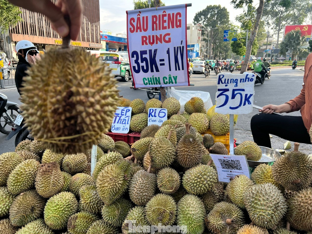 Bất ngờ sầu riêng giá 35.000 đồng/kg: 'Bao ăn, bao đổi'- Ảnh 4.