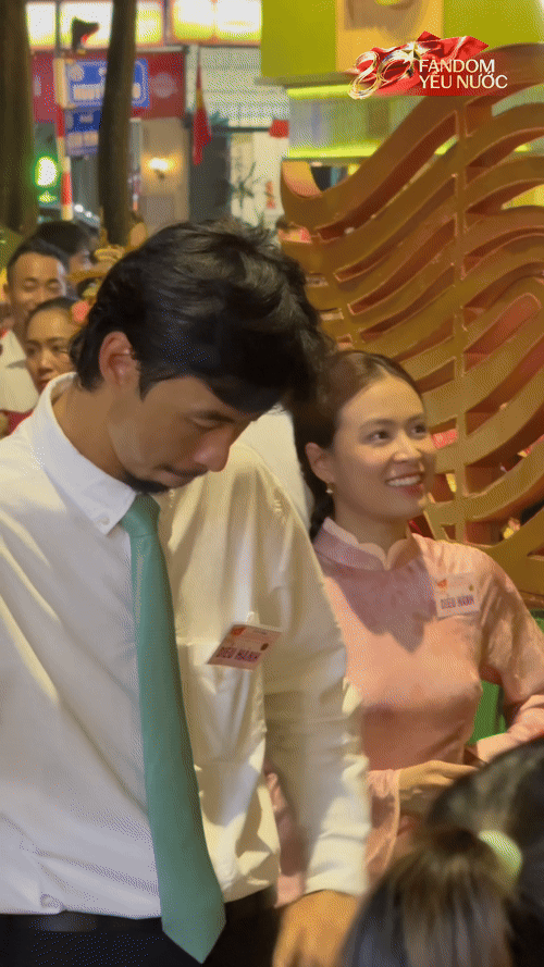 Bắt cận visual Hoàng Thuỳ Linh khi đi tập luyện diễu hành, có 1 hành động ghi điểm mạnh- Ảnh 4. Bắt cận visual Hoàng Thuỳ Linh khi đi tập luyện diễu hành, có 1 hành động ghi điểm mạnh- Ảnh 4.