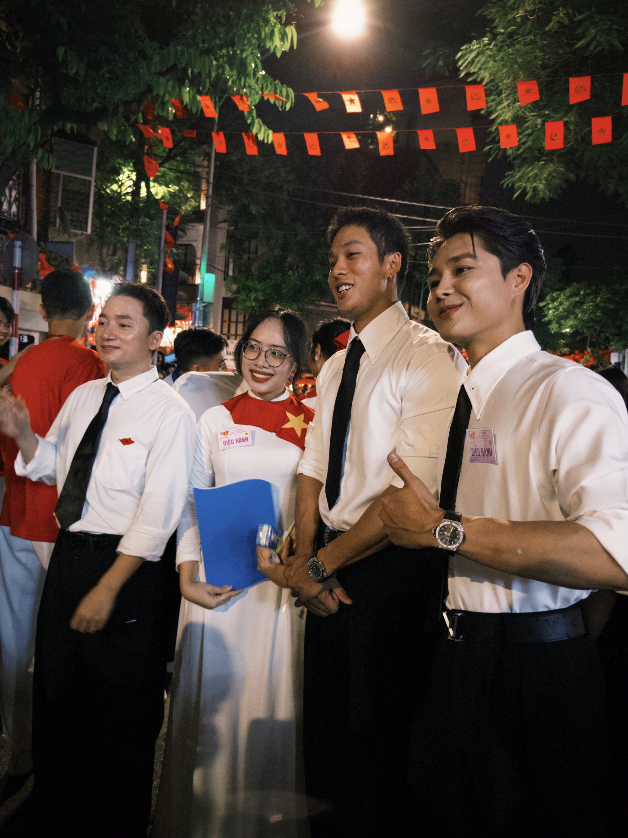 Dàn nghệ sĩ tươi rói trước thềm Tổng duyệt diễu hành 2/9: MONO và Hoà Minzy được người dân vây kín, nữ diễn viên là Thượng uý công an gây sốt!- Ảnh 24.