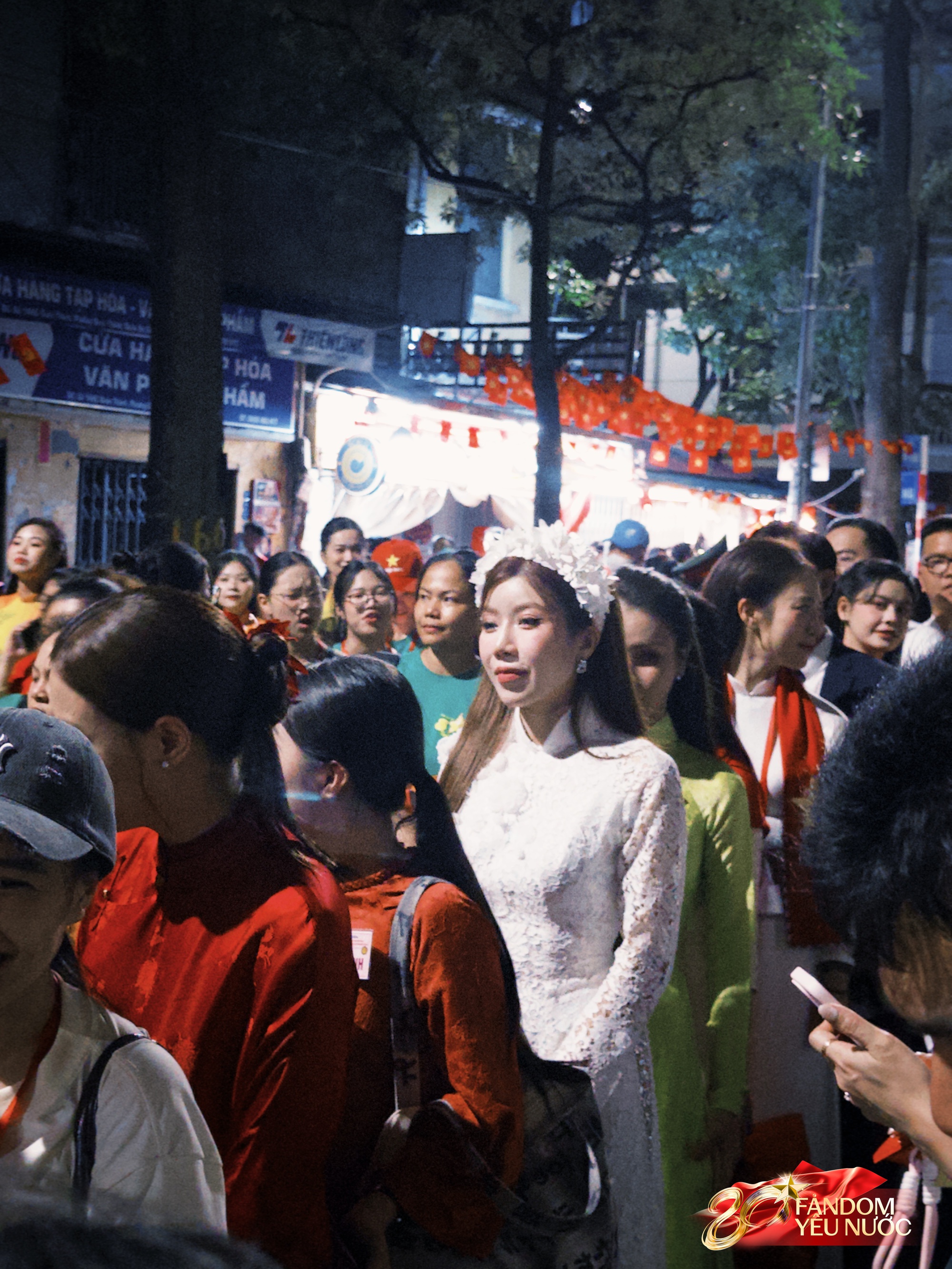 Dàn nghệ sĩ tươi rói trước thềm Tổng duyệt diễu hành 2/9: MONO và Hoà Minzy được người dân vây kín, nữ diễn viên là Thượng uý công an gây sốt!- Ảnh 4.