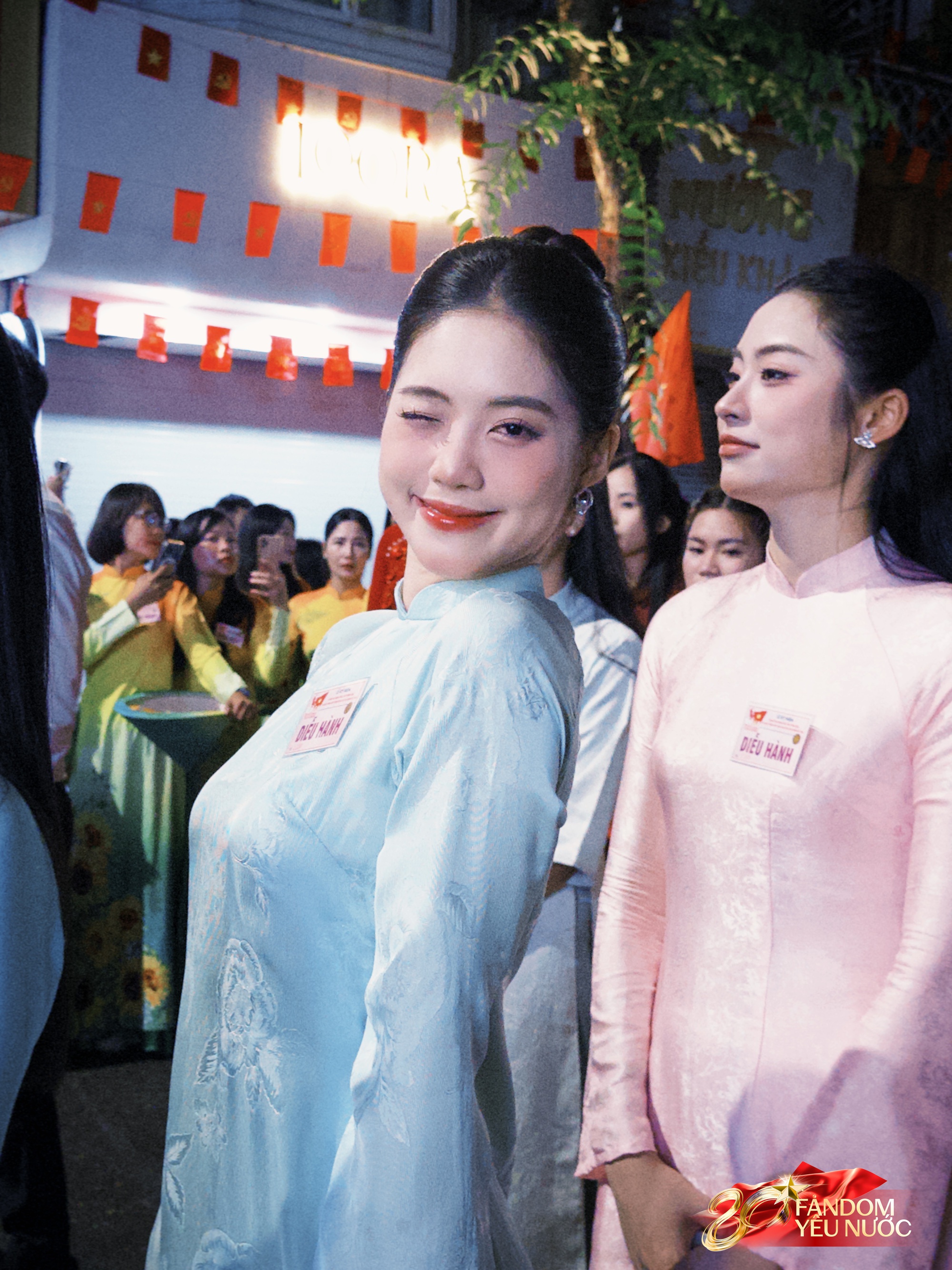 Dàn nghệ sĩ tươi rói trước thềm Tổng duyệt diễu hành 2/9: MONO và Hoà Minzy được người dân vây kín, nữ diễn viên là Thượng uý công an gây sốt!- Ảnh 7.