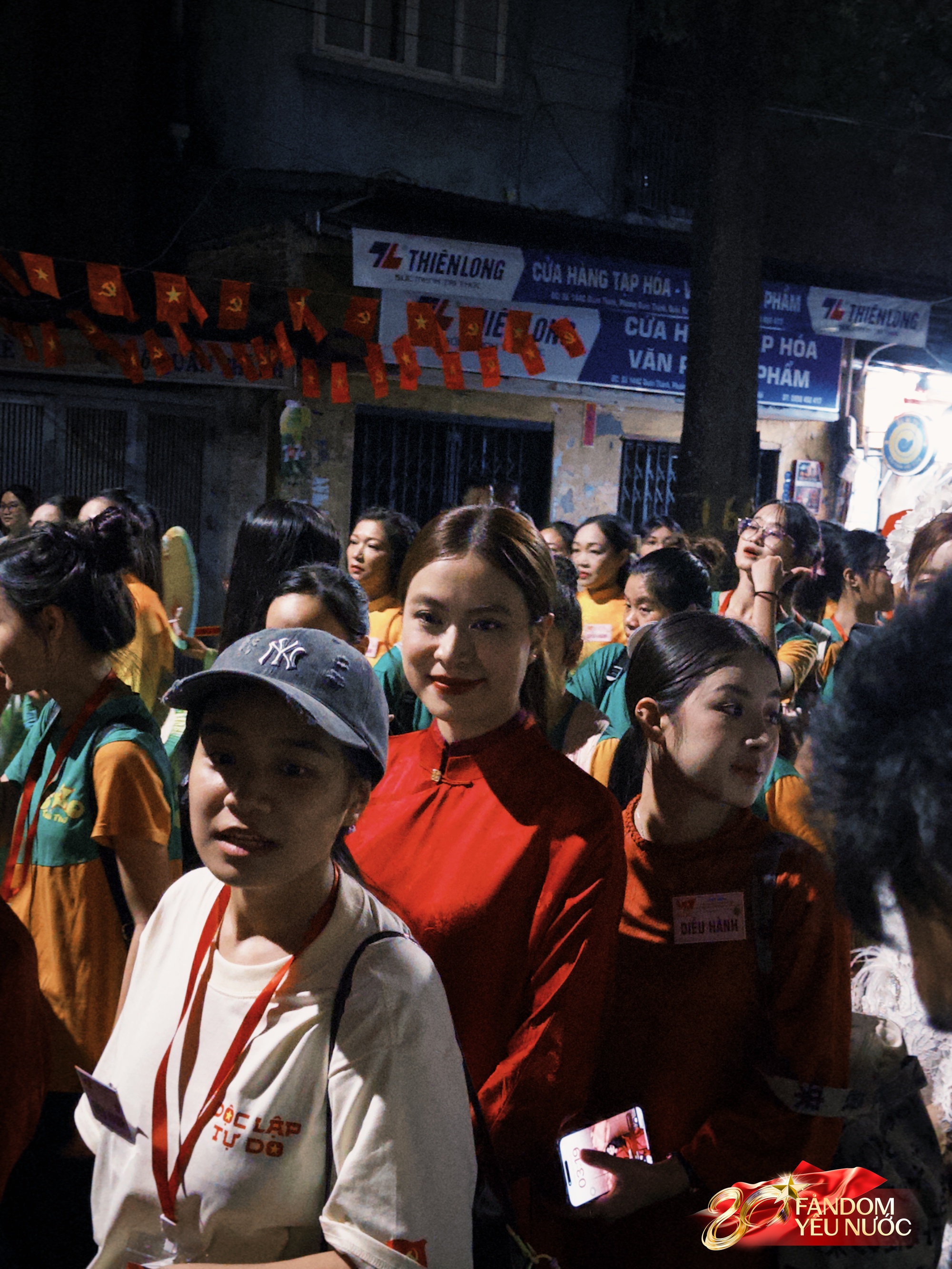 Dàn nghệ sĩ tươi rói trước thềm Tổng duyệt diễu hành 2/9: MONO và Hoà Minzy được người dân vây kín, nữ diễn viên là Thượng uý công an gây sốt!- Ảnh 2.