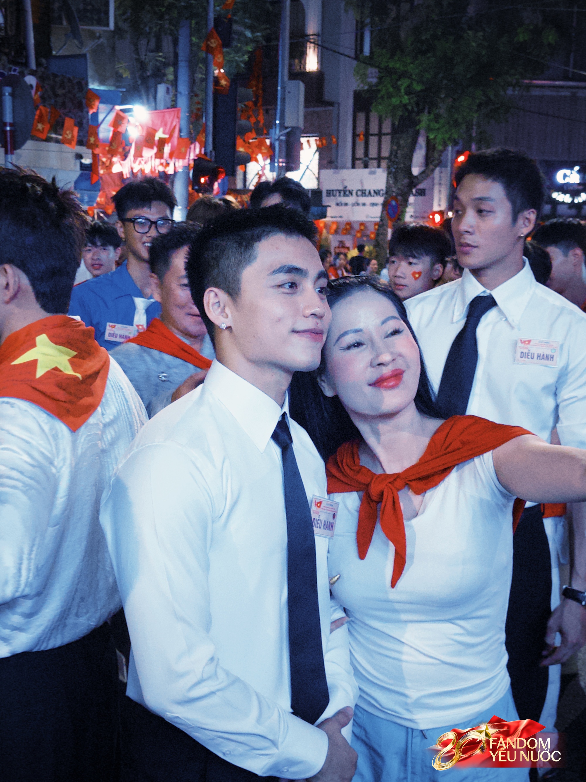 Dàn nghệ sĩ tươi rói trước thềm Tổng duyệt diễu hành 2/9: MONO và Hoà Minzy được người dân vây kín, nữ diễn viên là Thượng uý công an gây sốt!- Ảnh 20.