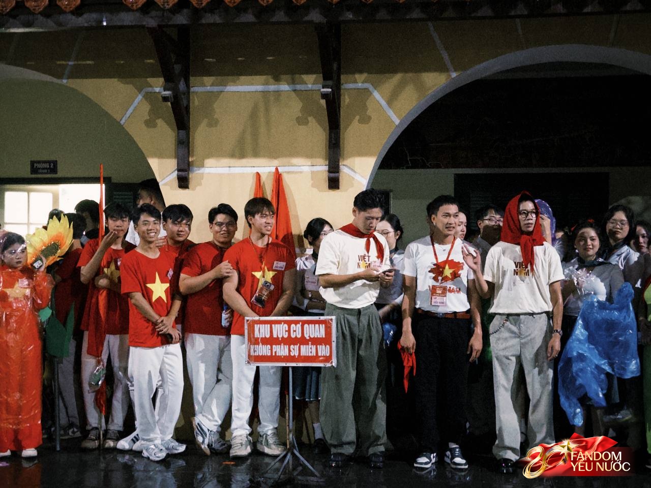 Dàn nghệ sĩ tươi rói trước thềm Tổng duyệt diễu hành 2/9: MONO và Hoà Minzy được người dân vây kín, nữ diễn viên là Thượng uý công an gây sốt!- Ảnh 8.