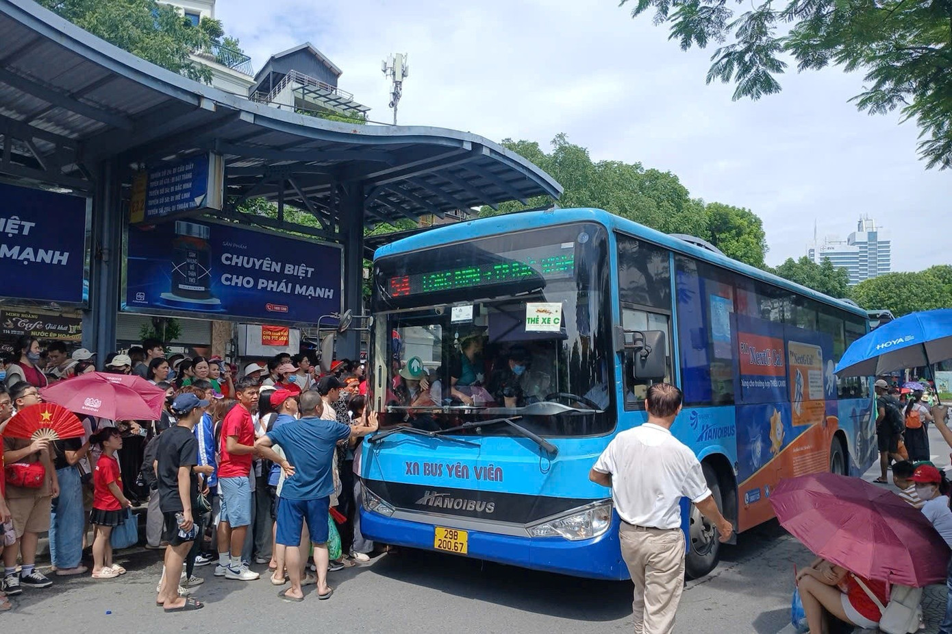 Hình ảnh khách đi xe buýt đông hiếm gặp ở Hà Nội- Ảnh 1. Hình ảnh khách đi xe buýt đông hiếm gặp ở Hà Nội- Ảnh 1.