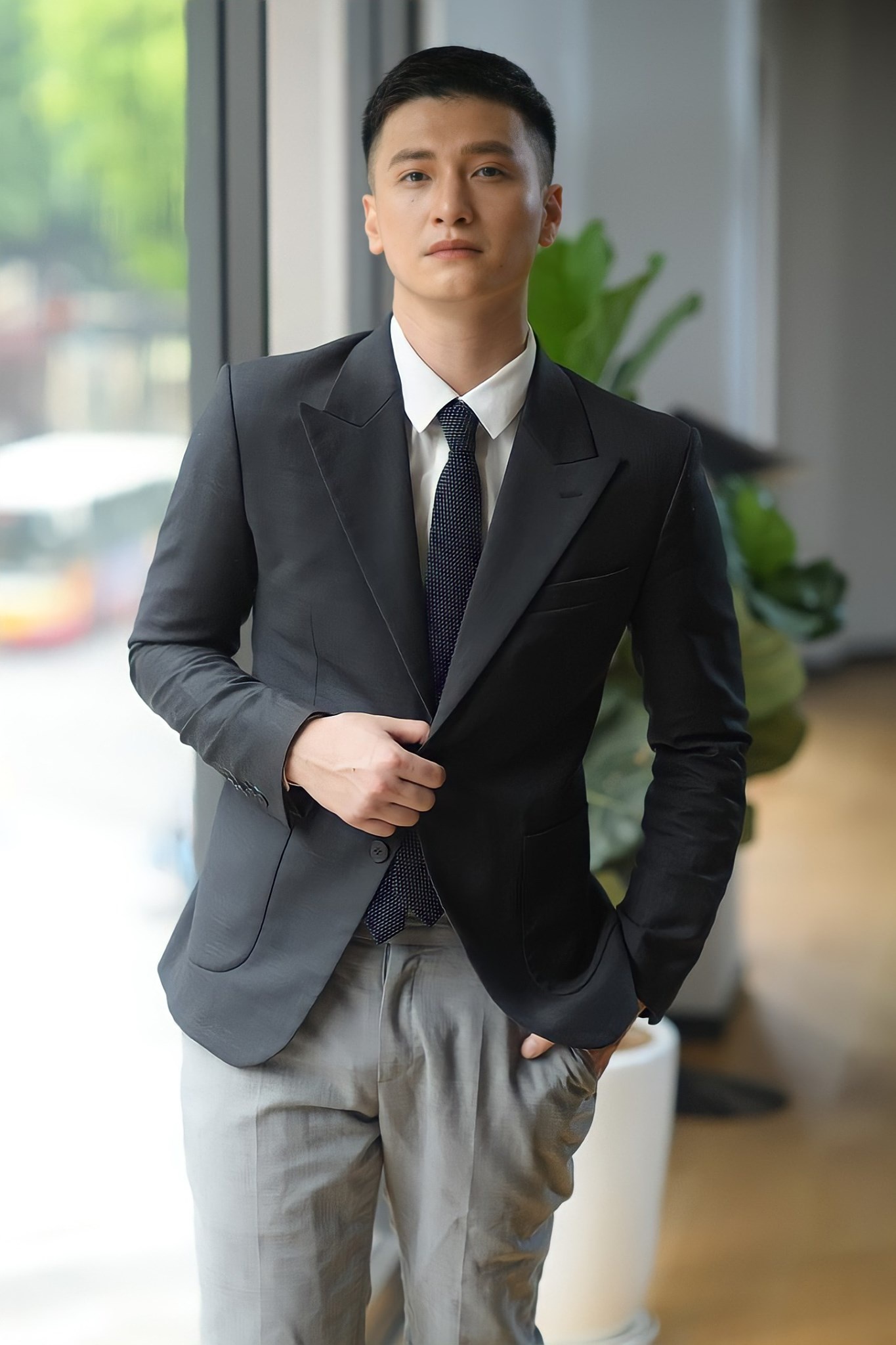 Mỹ nam Vbiz đi xem Tổng duyệt A80 mà viral khắp MXH: Cười lên đẹp phát sáng, chị em thi nhau nhường chỗ- Ảnh 3.