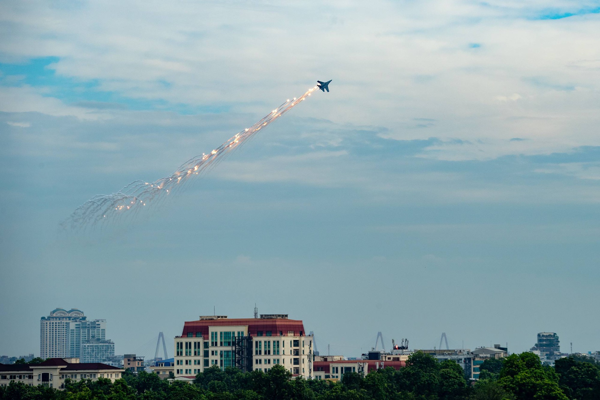 Choáng ngợp hình ảnh Su-30MK2, Yak-130 lần đầu thả bẫy nhiệt và dàn vũ khí, khí tài tại Lễ tổng duyệt A80- Ảnh 3. Choáng ngợp hình ảnh Su-30MK2, Yak-130 lần đầu thả bẫy nhiệt và dàn vũ khí, khí tài tại Lễ tổng duyệt A80- Ảnh 3.
