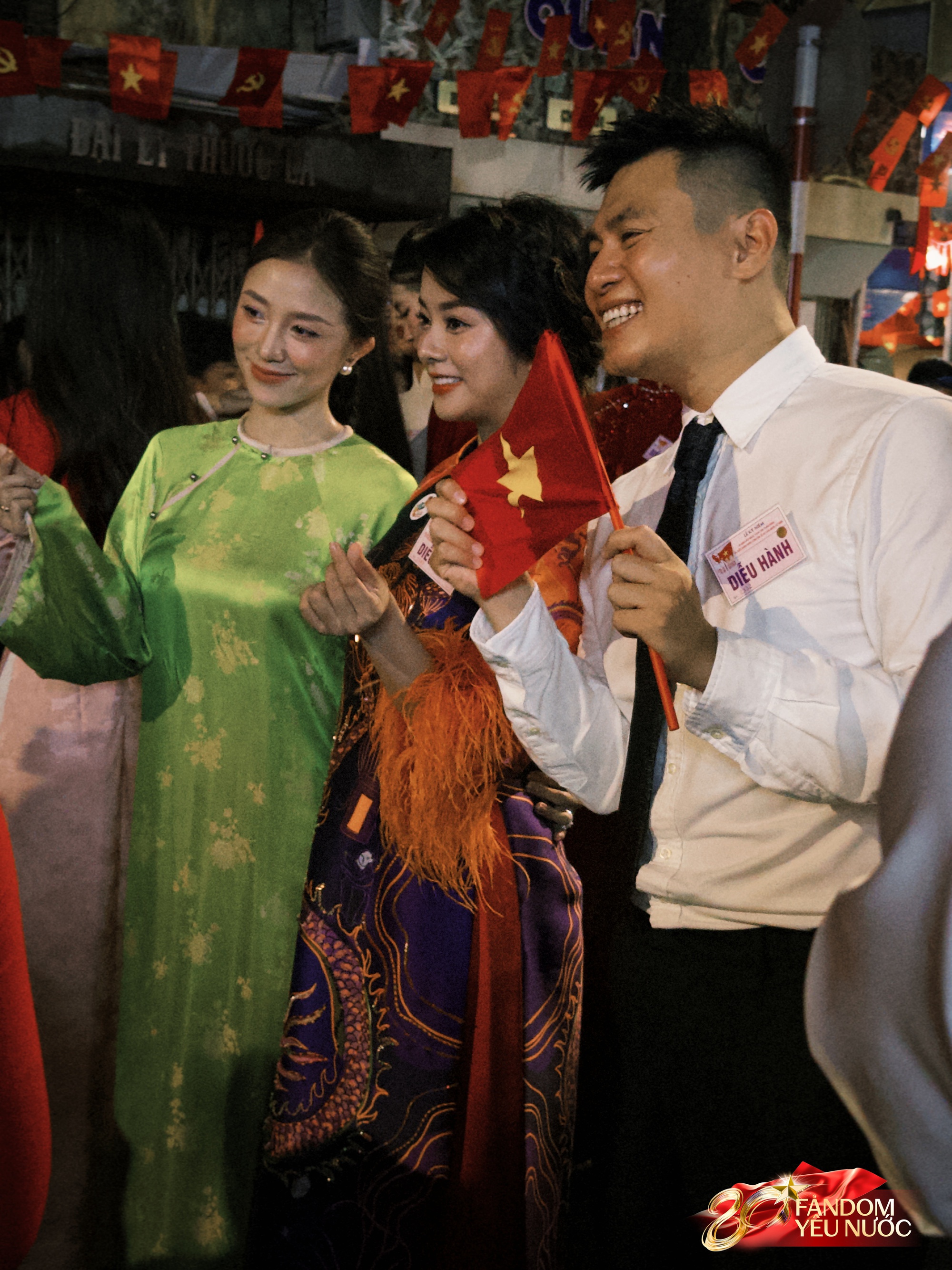 Dàn nghệ sĩ tươi rói trước thềm Tổng duyệt diễu hành 2/9: MONO và Hoà Minzy được người dân vây kín, nữ diễn viên là Thượng uý công an gây sốt!- Ảnh 11.