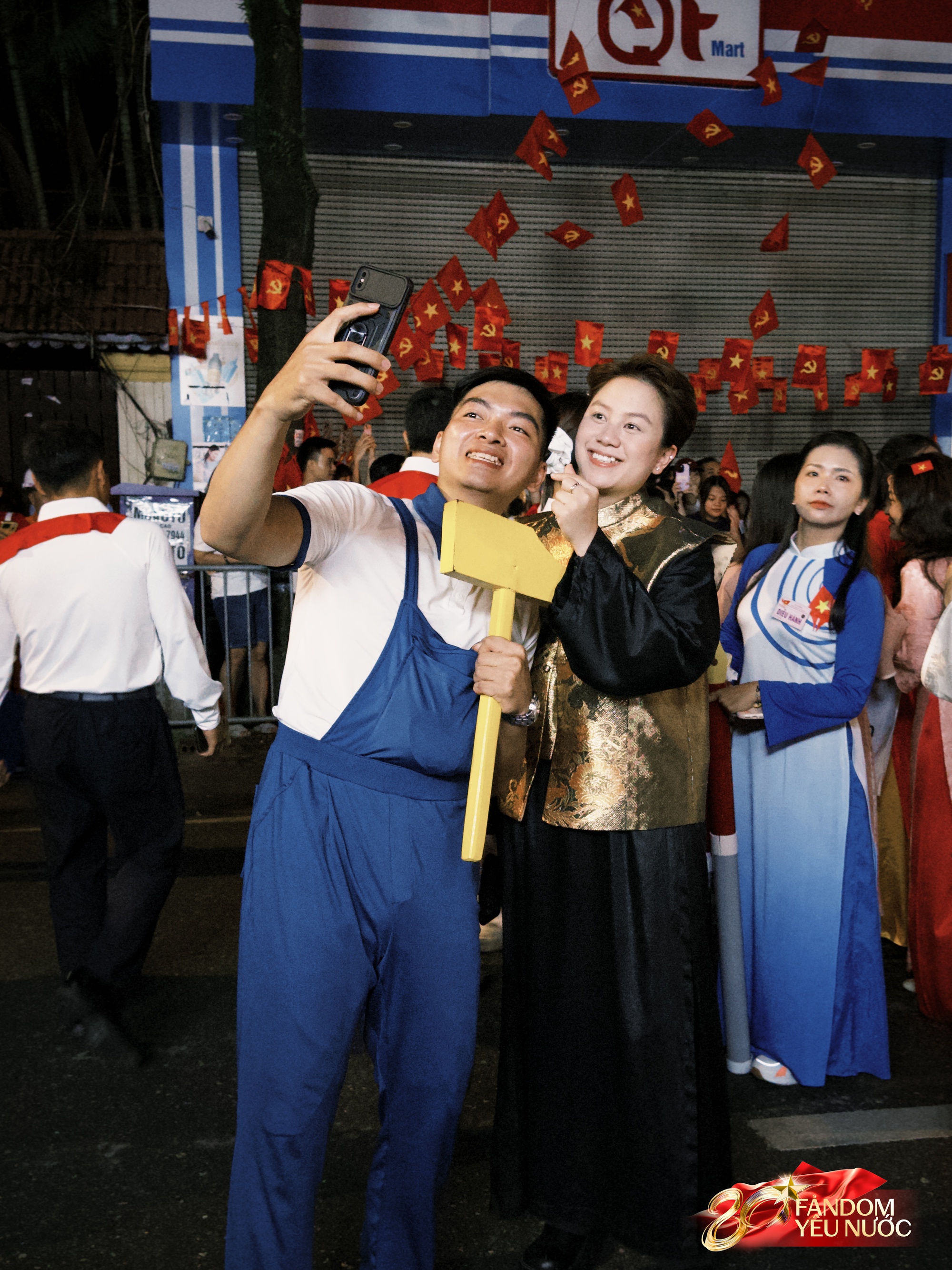 Dàn nghệ sĩ tươi rói trước thềm Tổng duyệt diễu hành 2/9: MONO và Hoà Minzy được người dân vây kín, nữ diễn viên là Thượng uý công an gây sốt!- Ảnh 12.