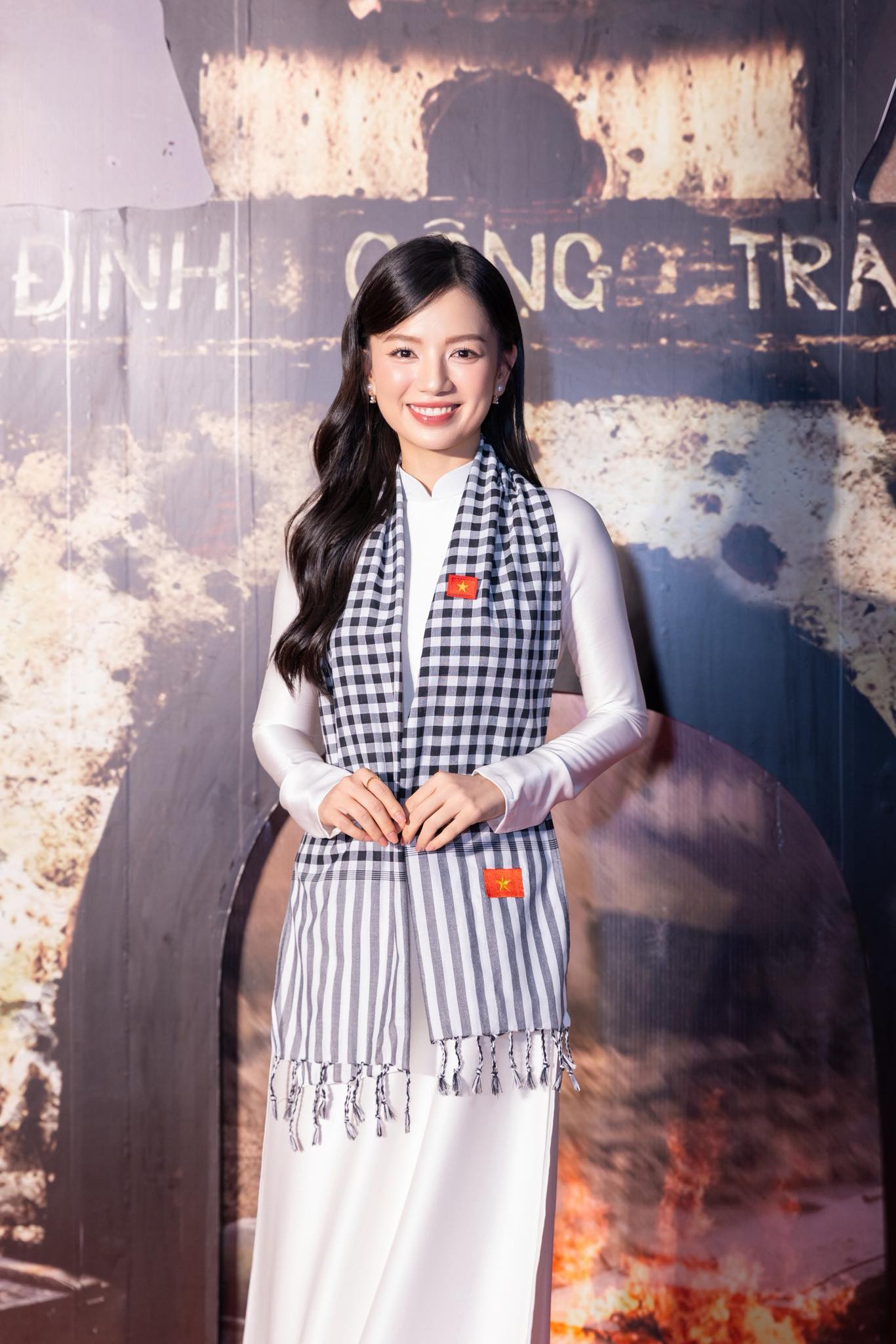 Bóng hồng duy nhất của dàn diễn viên trẻ phim Mưa đỏ: Để mặt mộc hoàn toàn trên phim, đạo diễn không cho làm 1 điều trước khi quay cảnh tình cảm- Ảnh 9. Bóng hồng duy nhất của dàn diễn viên trẻ phim Mưa đỏ: Để mặt mộc hoàn toàn trên phim, đạo diễn không cho làm 1 điều trước khi quay cảnh tình cảm- Ảnh 9.