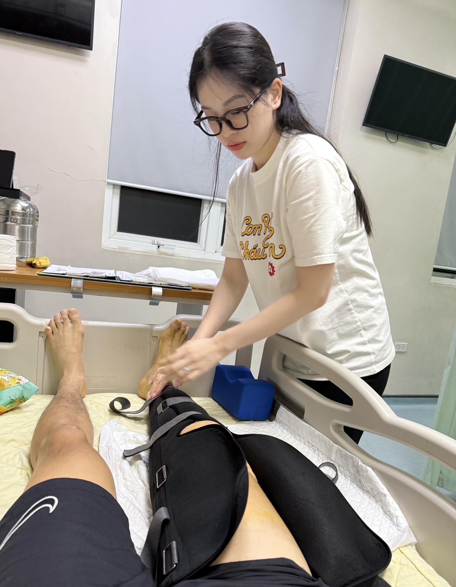 Á hậu Phương Nga vất vả khiến Bình An nhói lòng quyết định từ bỏ bóng đá: Á hậu Phương Nga vất vả khiến Bình An nhói lòng quyết định từ bỏ bóng đá: