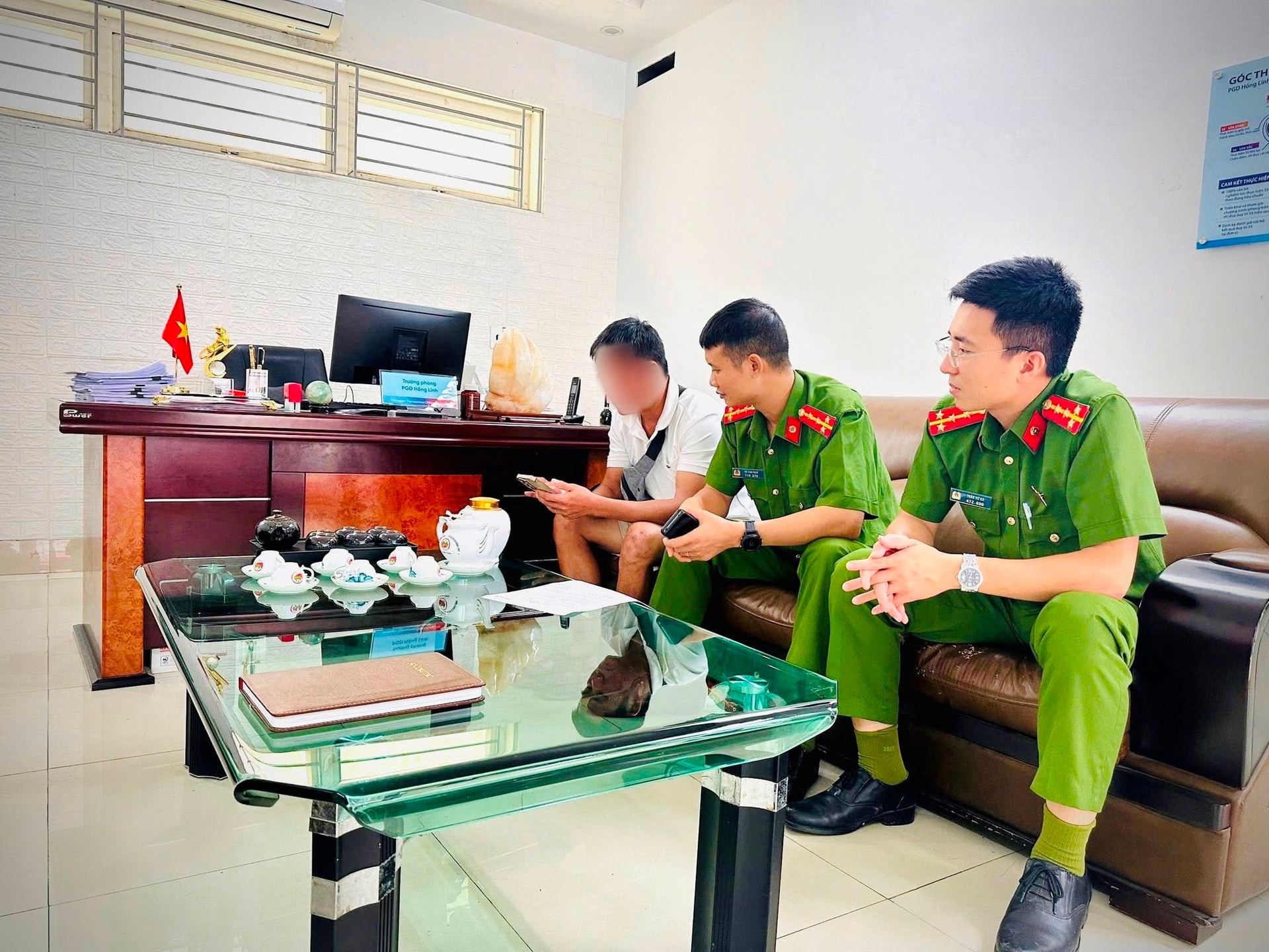 Người đàn ông đến mở tài khoản mới của chính mình và nạp vào 150 triệu đồng: Nhân viên VietinBank vừa giao dịch, vừa báo luôn công an phường- Ảnh 1. Người đàn ông đến mở tài khoản mới của chính mình và nạp vào 150 triệu đồng: Nhân viên VietinBank vừa giao dịch, vừa báo luôn công an phường- Ảnh 1.