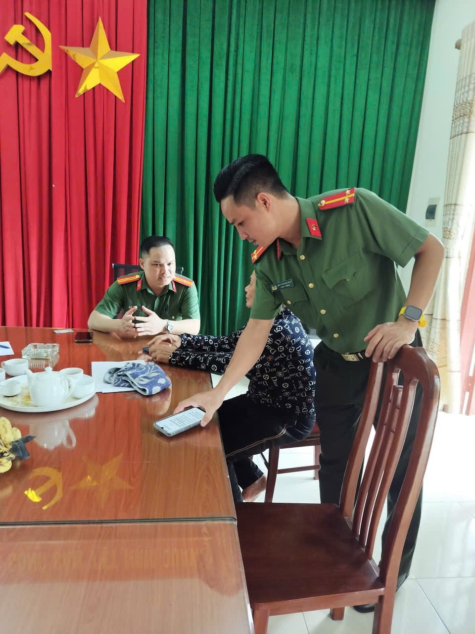 Đã thanh toán phí ship 30K, cụ bà 61 tuổi tiếp tục đến ngân hàng BIDV chuyển khoản 600 triệu đồng để mua hàng: Công an xã tìm đến tận nơi để làm việc- Ảnh 1.