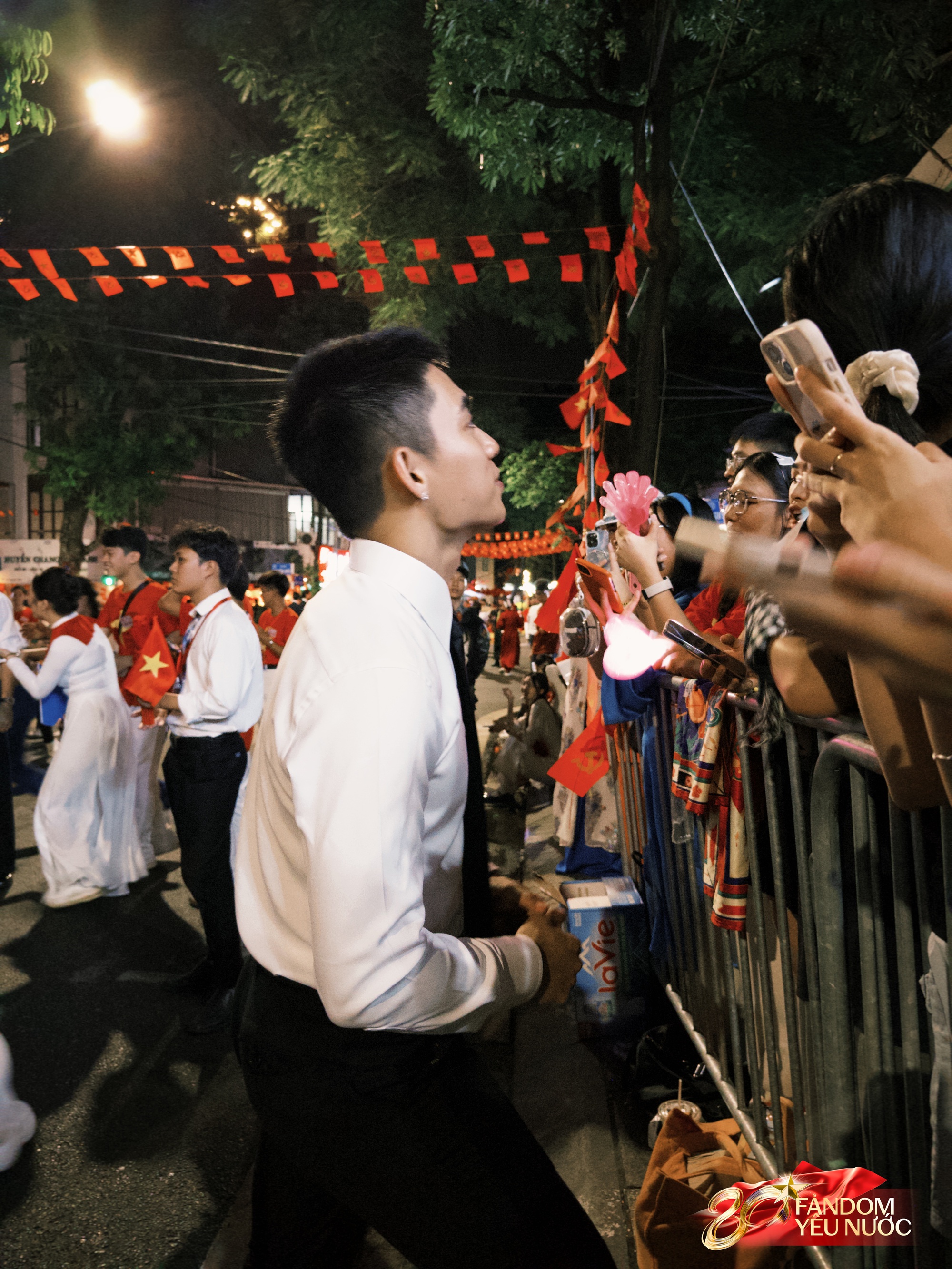 Dàn nghệ sĩ tươi rói trước thềm Tổng duyệt diễu hành 2/9: MONO và Hoà Minzy được người dân vây kín, nữ diễn viên là Thượng uý công an gây sốt!- Ảnh 18.