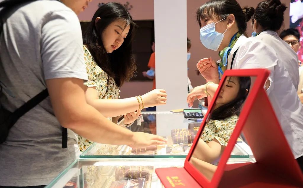 Rút sổ tiết kiệm hơn 3,3 tỷ đồng để mua vàng rồi giữ trong két suốt 6 năm, người phụ nữ thừa nhận: “Lãi gấp đôi nhưng ăn không ngon, ngủ không yên”- Ảnh 1. Rút sổ tiết kiệm hơn 3,3 tỷ đồng để mua vàng rồi giữ trong két suốt 6 năm, người phụ nữ thừa nhận: “Lãi gấp đôi nhưng ăn không ngon, ngủ không yên”- Ảnh 1.