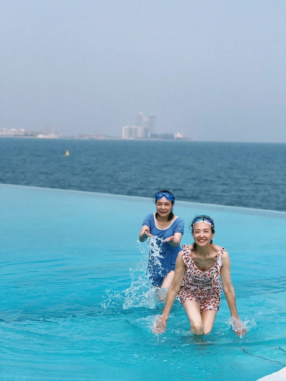 "Tuổi 65 có gì để mơ ước?": Cùng con gái đi du lịch miền quê, nghỉ dưỡng tại khách sạn 7 sao ở Dubai- Ảnh 13. "Tuổi 65 có gì để mơ ước?": Cùng con gái đi du lịch miền quê, nghỉ dưỡng tại khách sạn 7 sao ở Dubai- Ảnh 13.