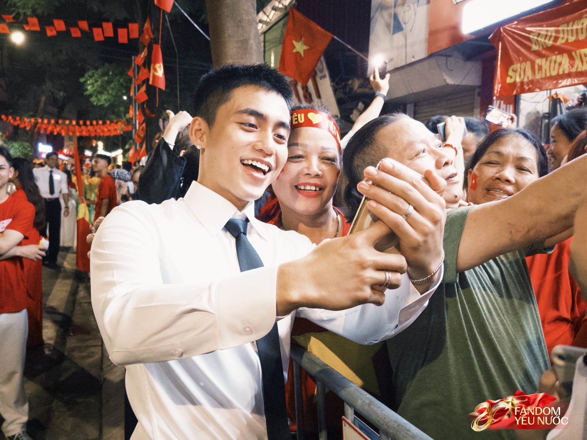 Dàn nghệ sĩ tươi rói trước thềm Tổng duyệt diễu hành 2/9: MONO và Hoà Minzy được người dân vây kín, nữ diễn viên là Thượng uý công an gây sốt!- Ảnh 19.