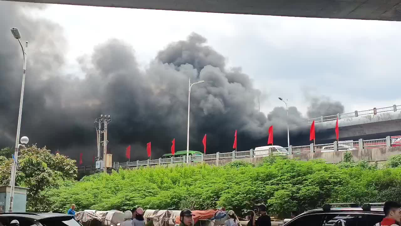 Cận cảnh hàng trăm xe máy bị lửa thiêu rụi trong bãi xe dưới cầu Vĩnh Tuy- Ảnh 1. Cận cảnh hàng trăm xe máy bị lửa thiêu rụi trong bãi xe dưới cầu Vĩnh Tuy- Ảnh 1.