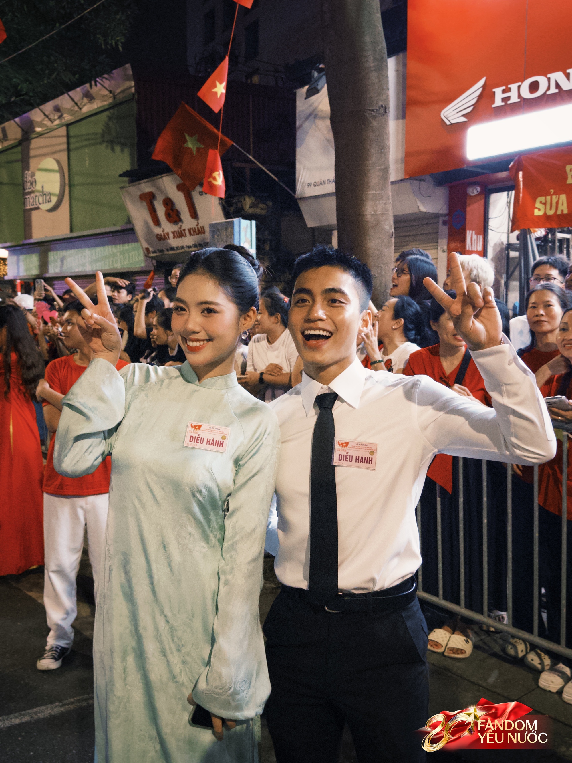 Dàn nghệ sĩ tươi rói trước thềm Tổng duyệt diễu hành 2/9: MONO và Hoà Minzy được người dân vây kín, nữ diễn viên là Thượng uý công an gây sốt!- Ảnh 22.