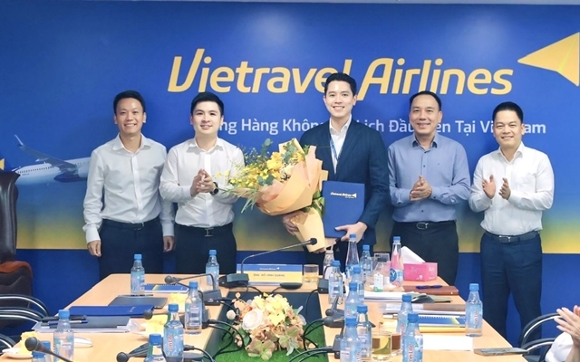 Bức ảnh đáng bàn của chủ tịch và giám đốc hãng hàng không vốn điều lệ 2.600 tỷ đồng- Ảnh 5. Bức ảnh đáng bàn của chủ tịch và giám đốc hãng hàng không vốn điều lệ 2.600 tỷ đồng- Ảnh 5.