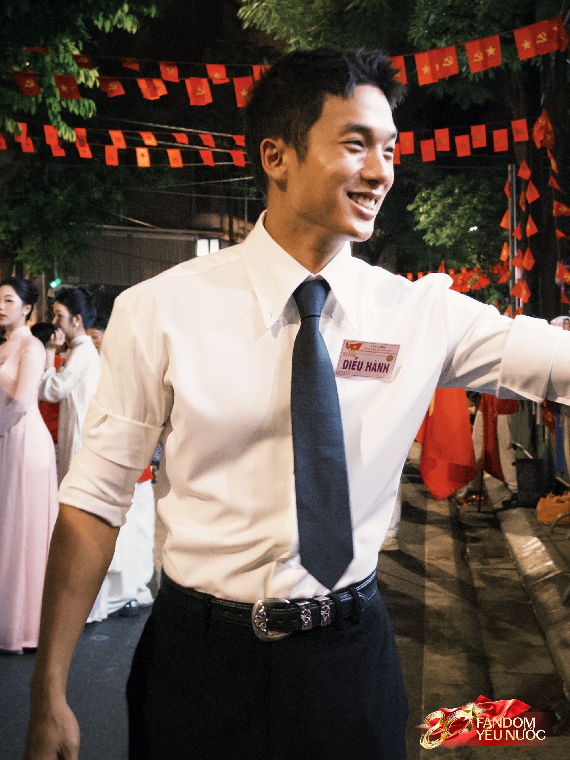 Dàn nghệ sĩ tươi rói trước thềm Tổng duyệt diễu hành 2/9: MONO và Hoà Minzy được người dân vây kín, nữ diễn viên là Thượng uý công an gây sốt!- Ảnh 23.