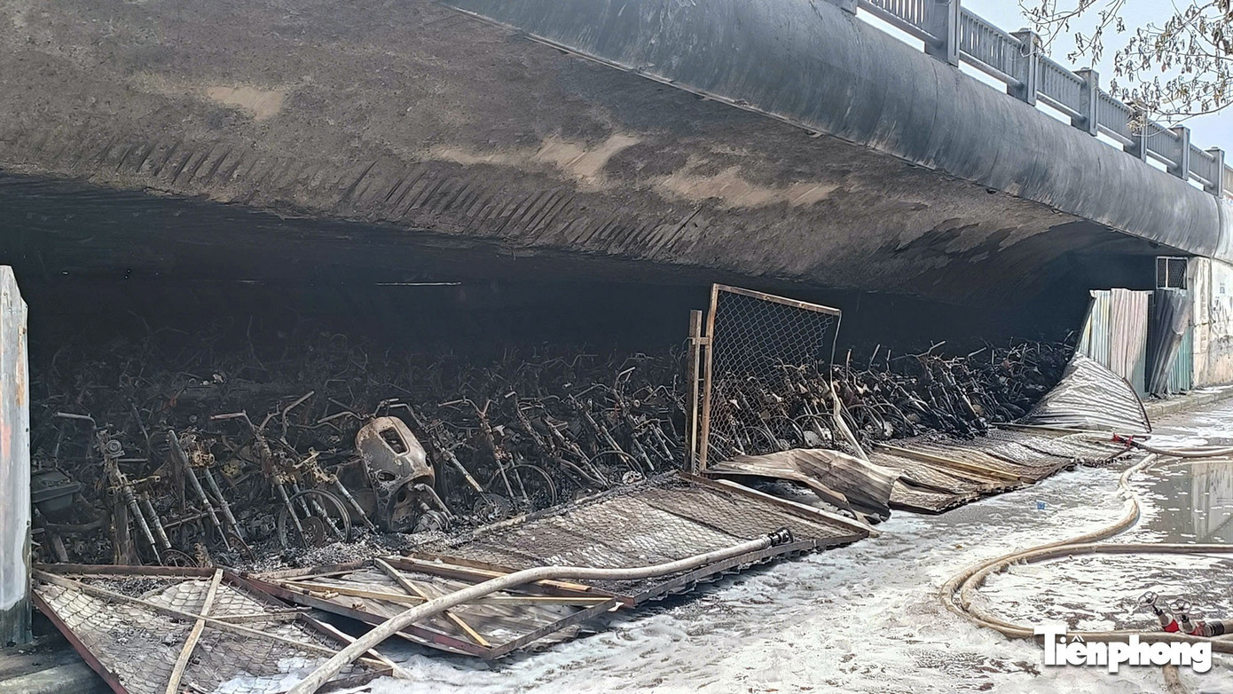 Cận cảnh hàng trăm xe máy bị lửa thiêu rụi trong bãi xe dưới cầu Vĩnh Tuy- Ảnh 13. Cận cảnh hàng trăm xe máy bị lửa thiêu rụi trong bãi xe dưới cầu Vĩnh Tuy- Ảnh 13.