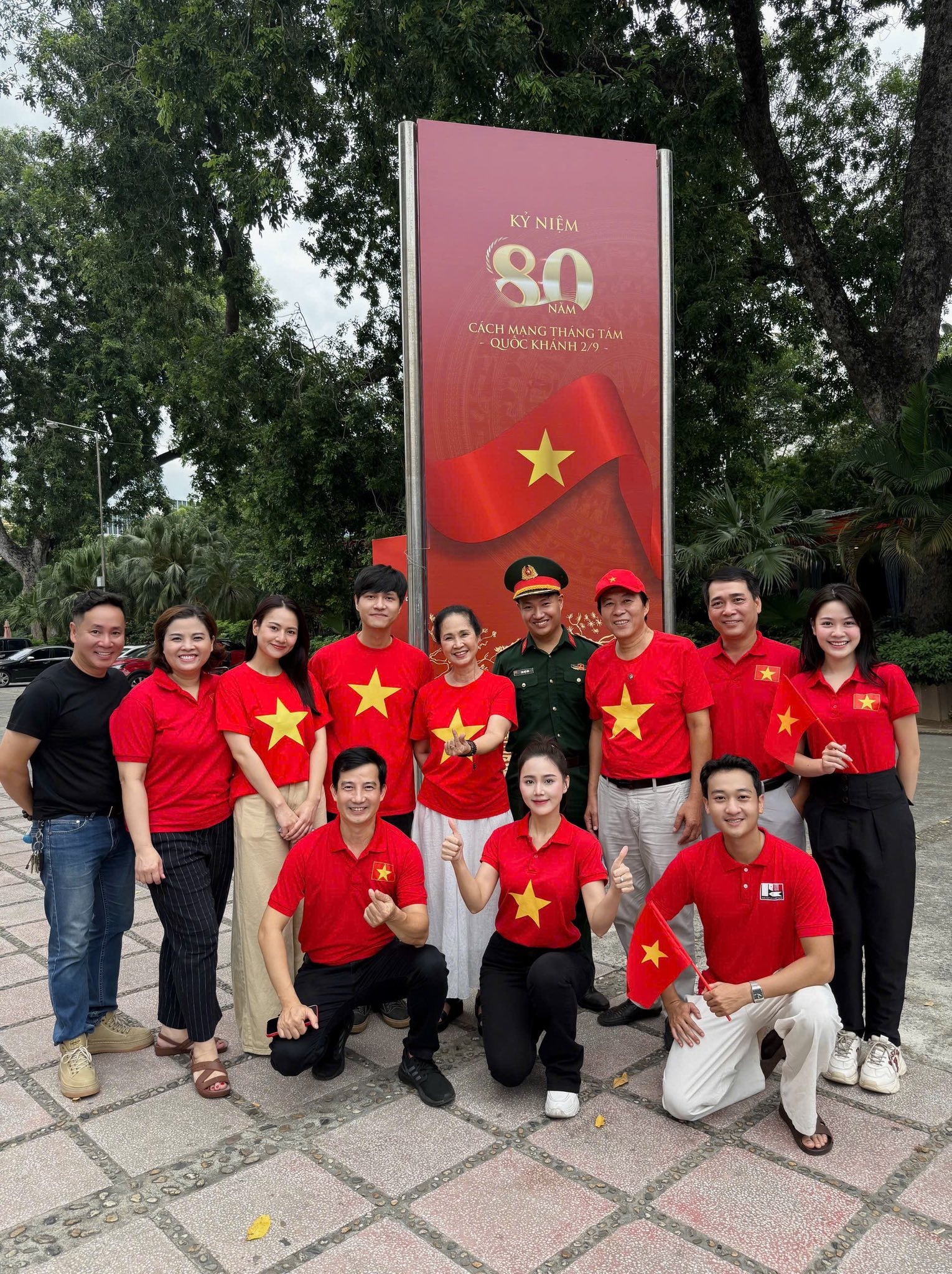 Bắt cận visual Hoàng Thuỳ Linh khi đi tập luyện diễu hành, có 1 hành động ghi điểm mạnh- Ảnh 6. Bắt cận visual Hoàng Thuỳ Linh khi đi tập luyện diễu hành, có 1 hành động ghi điểm mạnh- Ảnh 6.