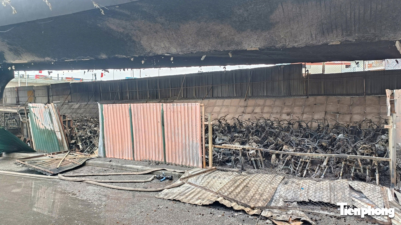 Cận cảnh hàng trăm xe máy bị lửa thiêu rụi trong bãi xe dưới cầu Vĩnh Tuy- Ảnh 6. Cận cảnh hàng trăm xe máy bị lửa thiêu rụi trong bãi xe dưới cầu Vĩnh Tuy- Ảnh 6.