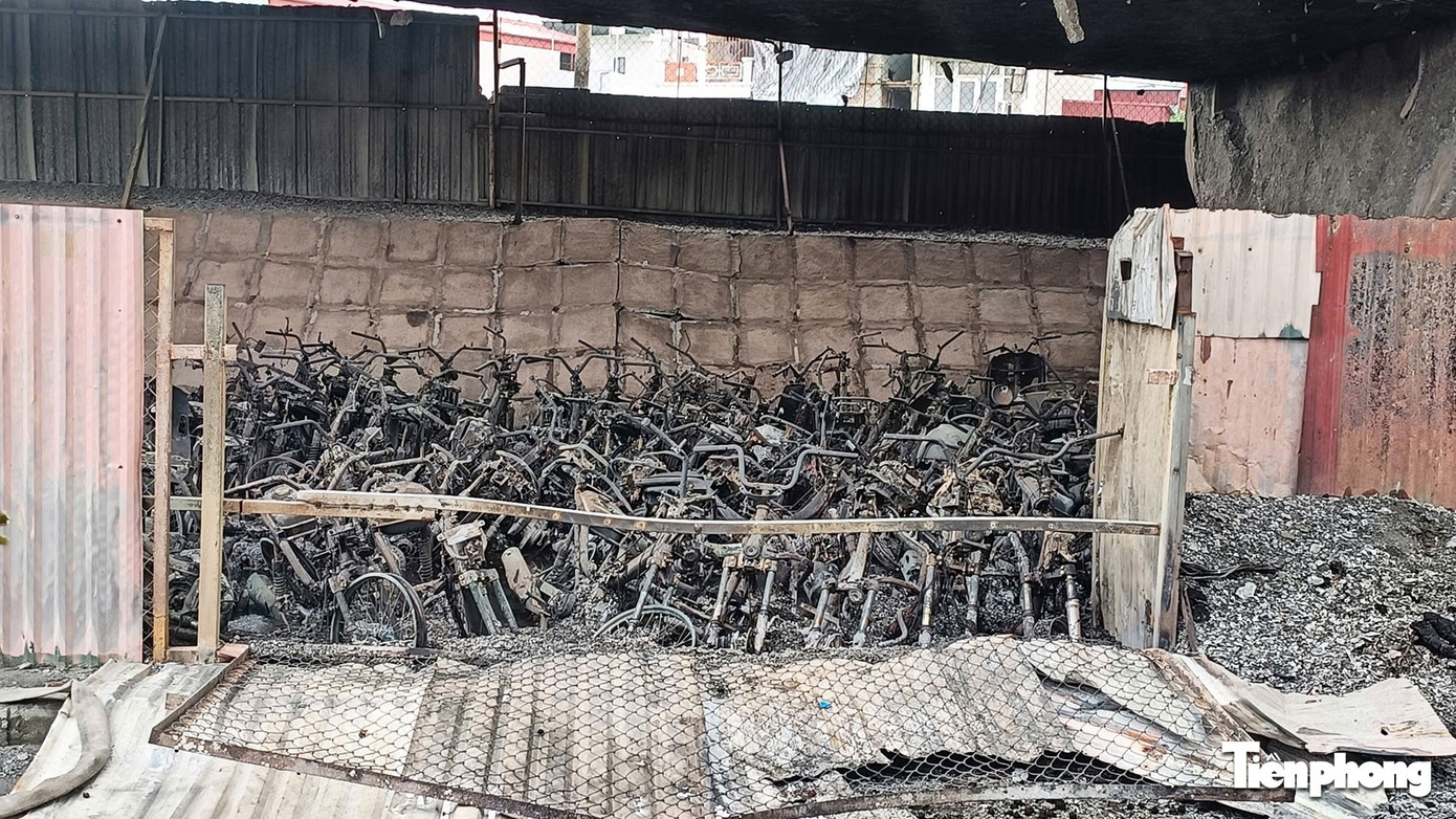 Cận cảnh hàng trăm xe máy bị lửa thiêu rụi trong bãi xe dưới cầu Vĩnh Tuy- Ảnh 7. Cận cảnh hàng trăm xe máy bị lửa thiêu rụi trong bãi xe dưới cầu Vĩnh Tuy- Ảnh 7.