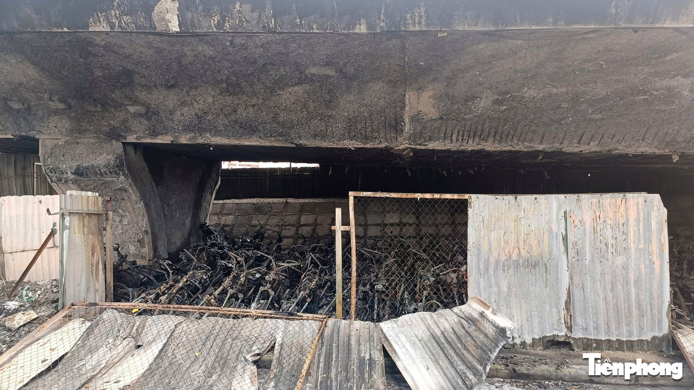 Cận cảnh hàng trăm xe máy bị lửa thiêu rụi trong bãi xe dưới cầu Vĩnh Tuy- Ảnh 10. Cận cảnh hàng trăm xe máy bị lửa thiêu rụi trong bãi xe dưới cầu Vĩnh Tuy- Ảnh 10.