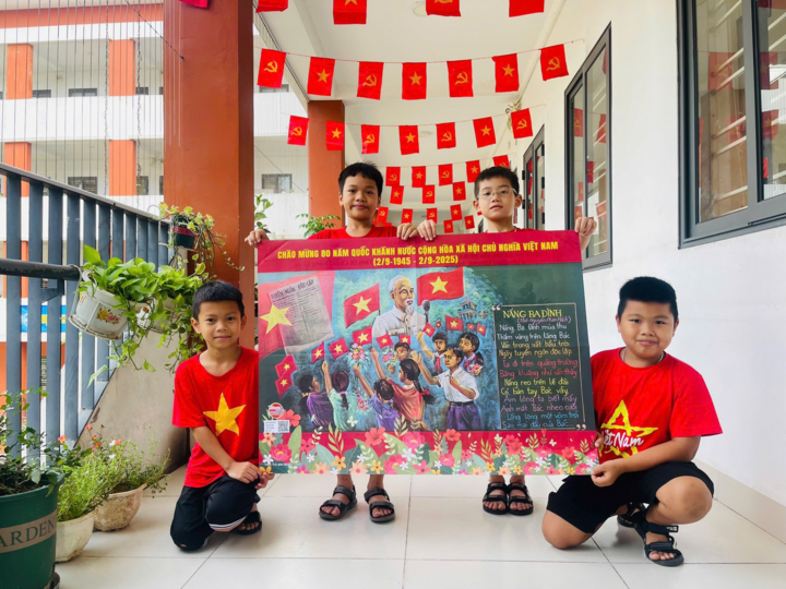 Sắc cờ hoa rực rỡ khắp sân trường, lớp học mừng đại lễ Quốc khánh 2/9- Ảnh 8. Sắc cờ hoa rực rỡ khắp sân trường, lớp học mừng đại lễ Quốc khánh 2/9- Ảnh 8.