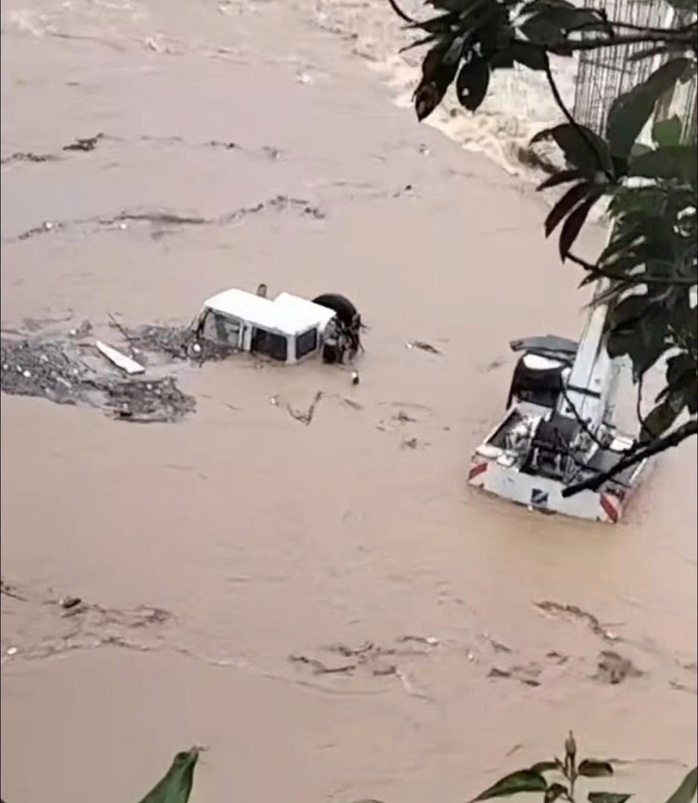 Clip: Nước cuồn cuộn chia cắt hàng loạt nơi ở Quảng Trị- Ảnh 5. Clip: Nước cuồn cuộn chia cắt hàng loạt nơi ở Quảng Trị- Ảnh 5.