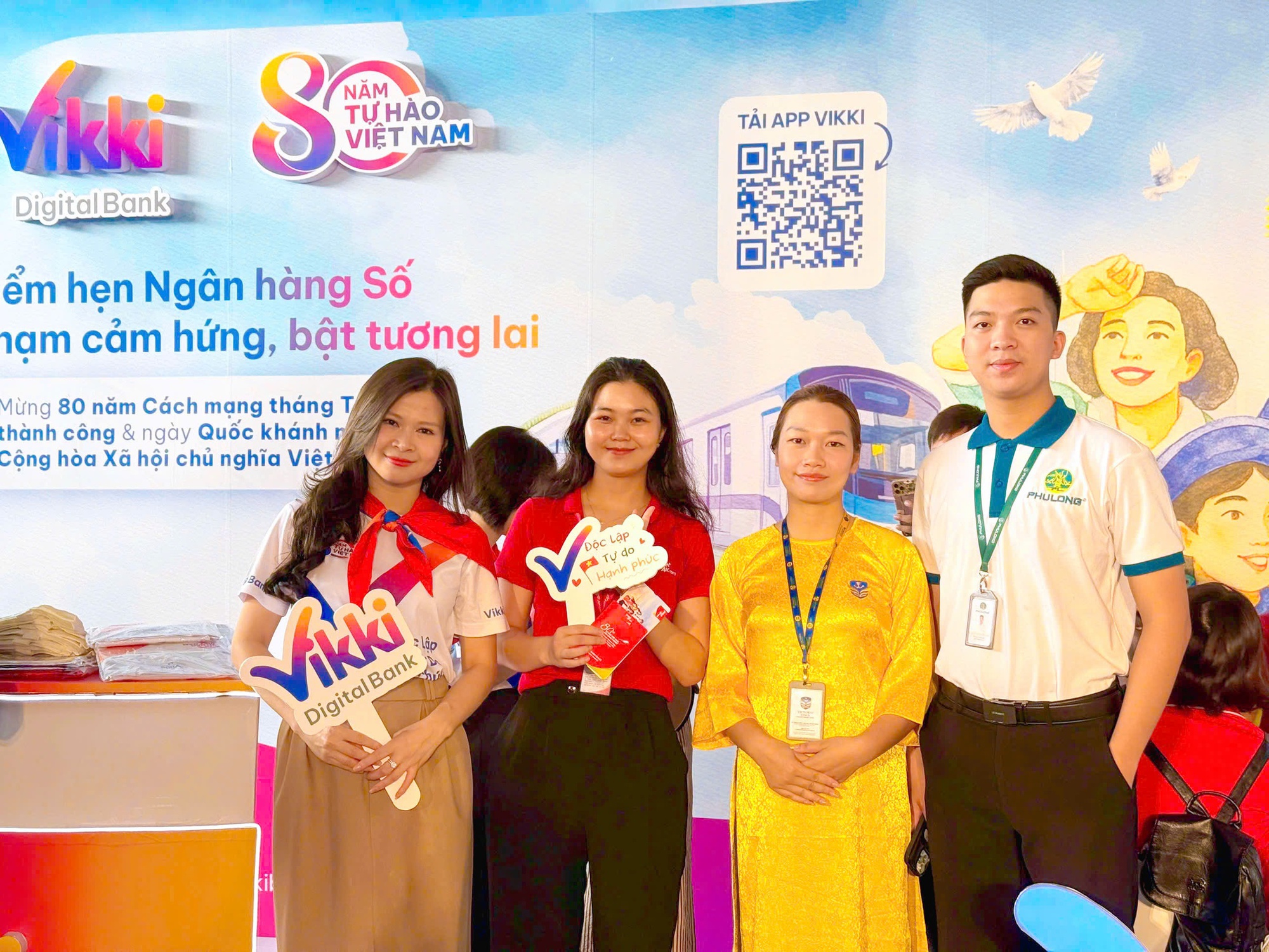 Vikki Bank tặng 1.100 điện thoại thông minh 5G cho người nghèo, lan tỏa niềm vui Quốc khánh- Ảnh 2. Vikki Bank tặng 1.100 điện thoại thông minh 5G cho người nghèo, lan tỏa niềm vui Quốc khánh- Ảnh 2.