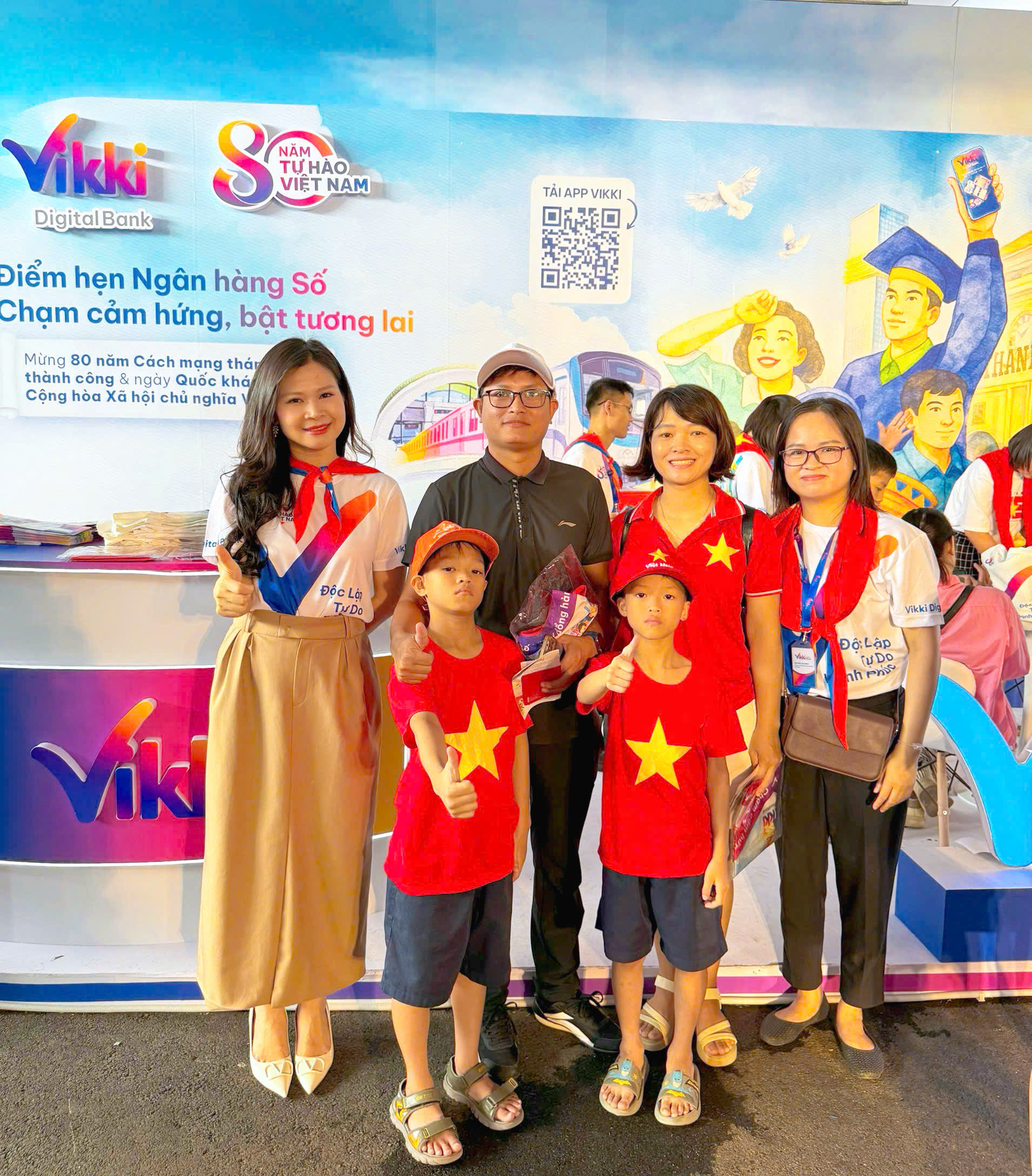 Vikki Bank tặng 1.100 điện thoại thông minh 5G cho người nghèo, lan tỏa niềm vui Quốc khánh- Ảnh 3. Vikki Bank tặng 1.100 điện thoại thông minh 5G cho người nghèo, lan tỏa niềm vui Quốc khánh- Ảnh 3.