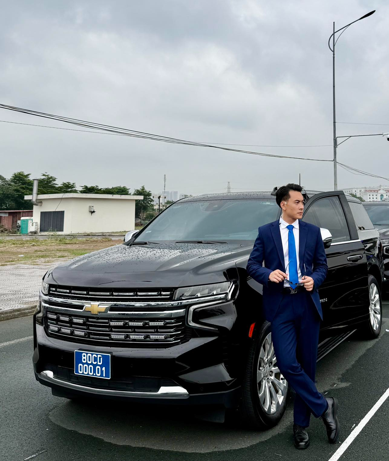 Nhân vật mặc vest, đeo kính đen bao ngầu được 