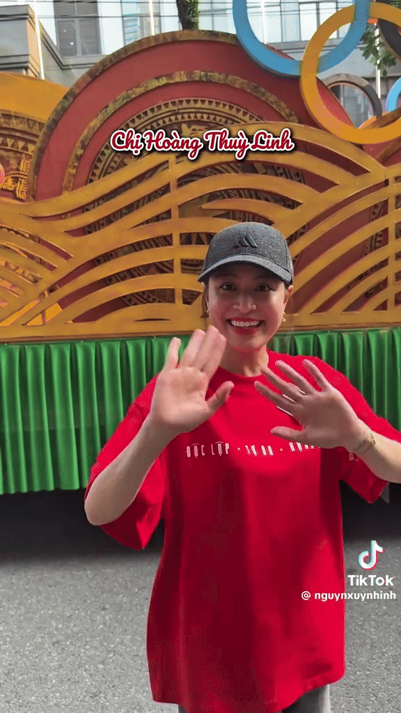 Bắt cận visual Hoàng Thuỳ Linh khi đi tập luyện diễu hành, có 1 hành động ghi điểm mạnh- Ảnh 1. Bắt cận visual Hoàng Thuỳ Linh khi đi tập luyện diễu hành, có 1 hành động ghi điểm mạnh- Ảnh 1.