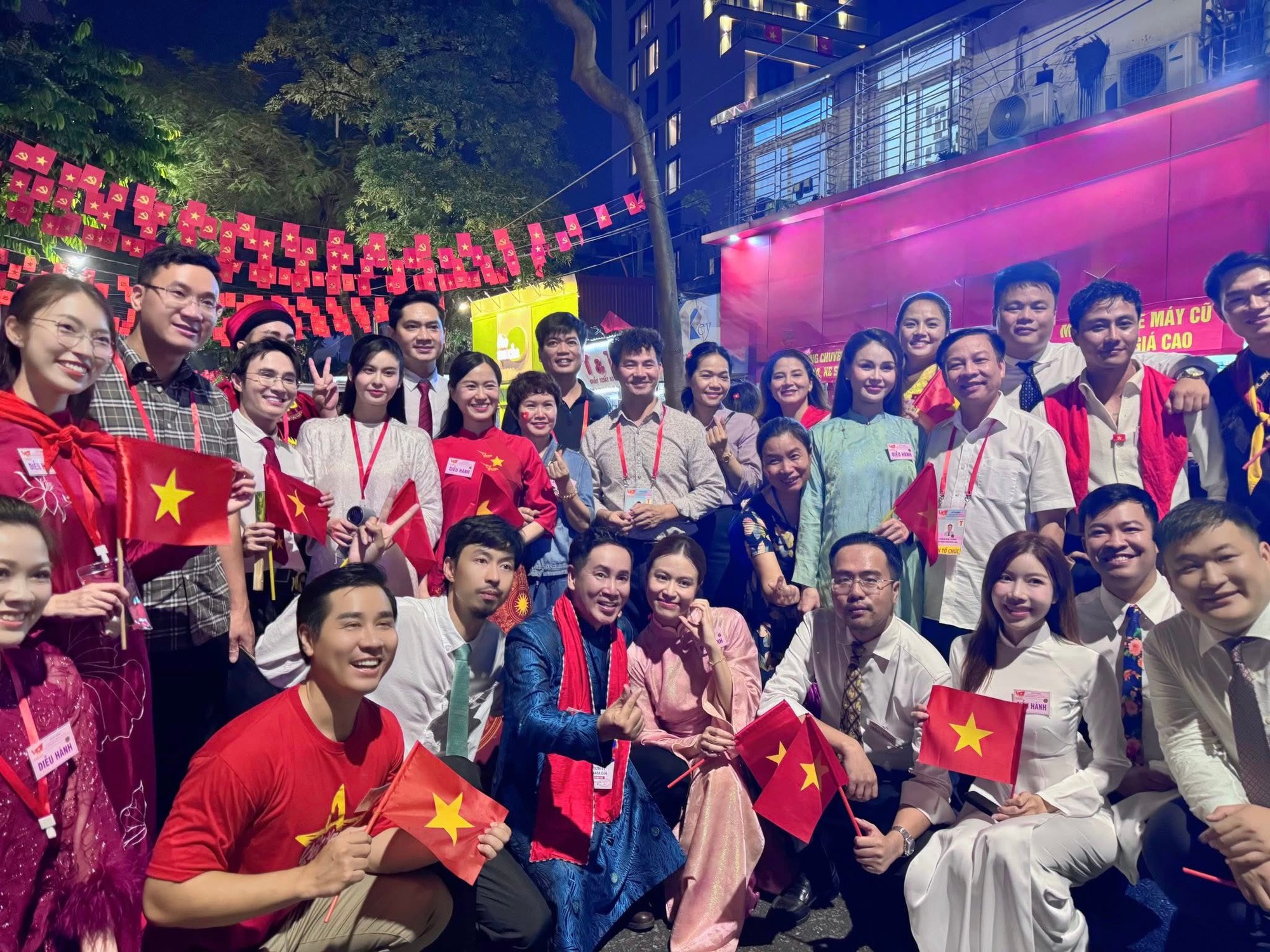 Bắt cận visual Hoàng Thuỳ Linh khi đi tập luyện diễu hành, có 1 hành động ghi điểm mạnh- Ảnh 5. Bắt cận visual Hoàng Thuỳ Linh khi đi tập luyện diễu hành, có 1 hành động ghi điểm mạnh- Ảnh 5.