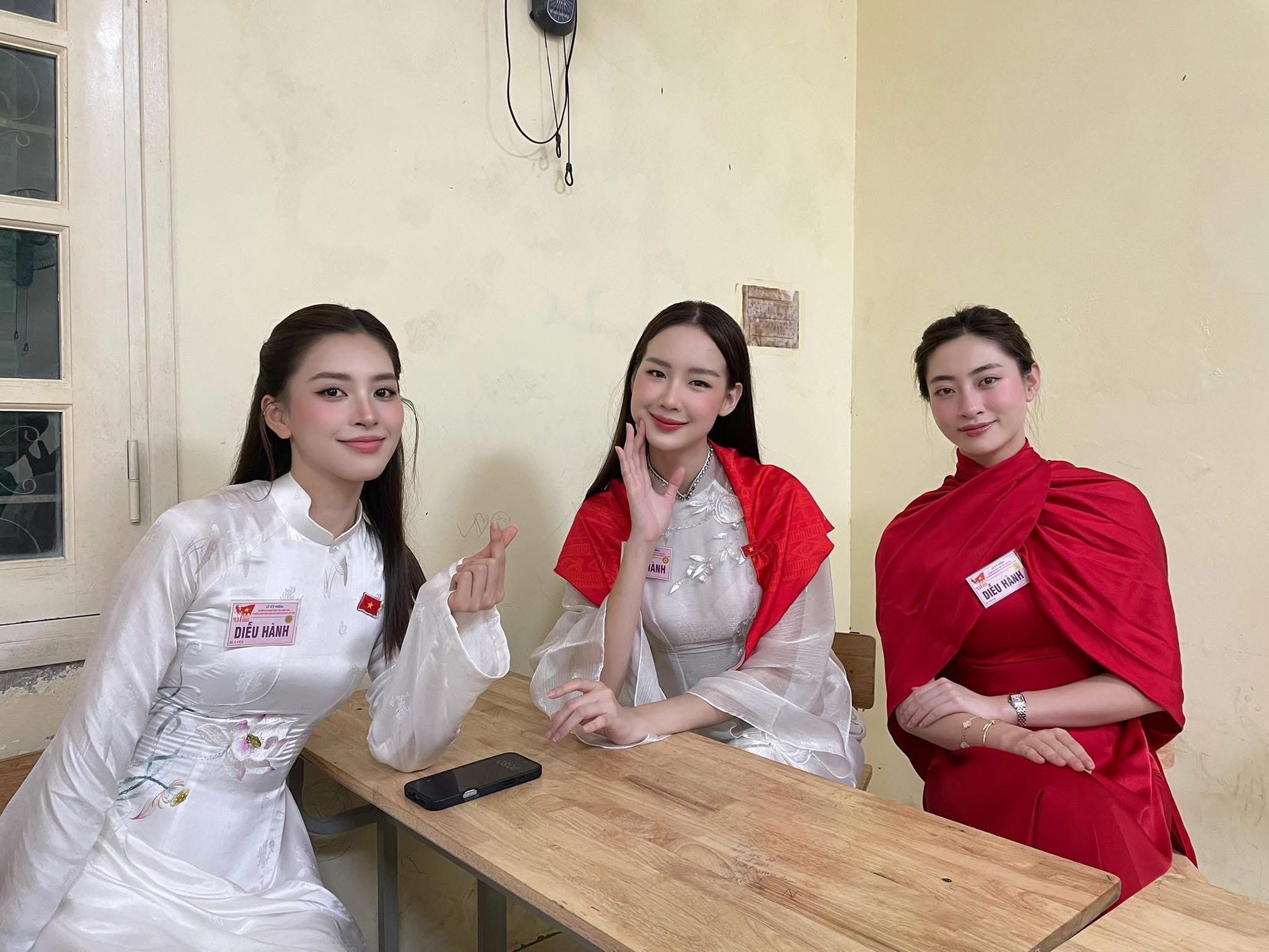 Dàn nghệ sĩ tươi rói trước thềm Tổng duyệt diễu hành 2/9: MONO và Hoà Minzy được người dân vây kín, nữ diễn viên là Thượng uý công an gây sốt!- Ảnh 14.