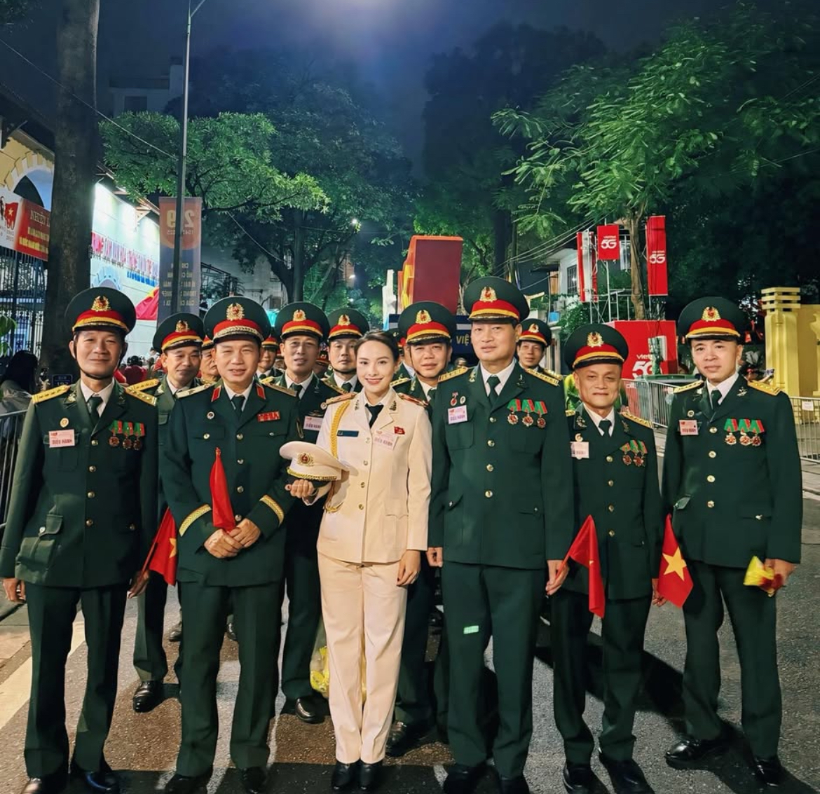 Dàn nghệ sĩ tươi rói trước thềm Tổng duyệt diễu hành 2/9: MONO và Hoà Minzy được người dân vây kín, nữ diễn viên là Thượng uý công an gây sốt!- Ảnh 27.