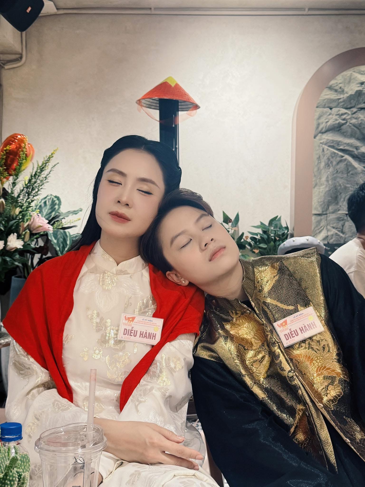 Dàn nghệ sĩ tươi rói trước thềm Tổng duyệt diễu hành 2/9: MONO và Hoà Minzy được người dân vây kín, nữ diễn viên là Thượng uý công an gây sốt!- Ảnh 13.