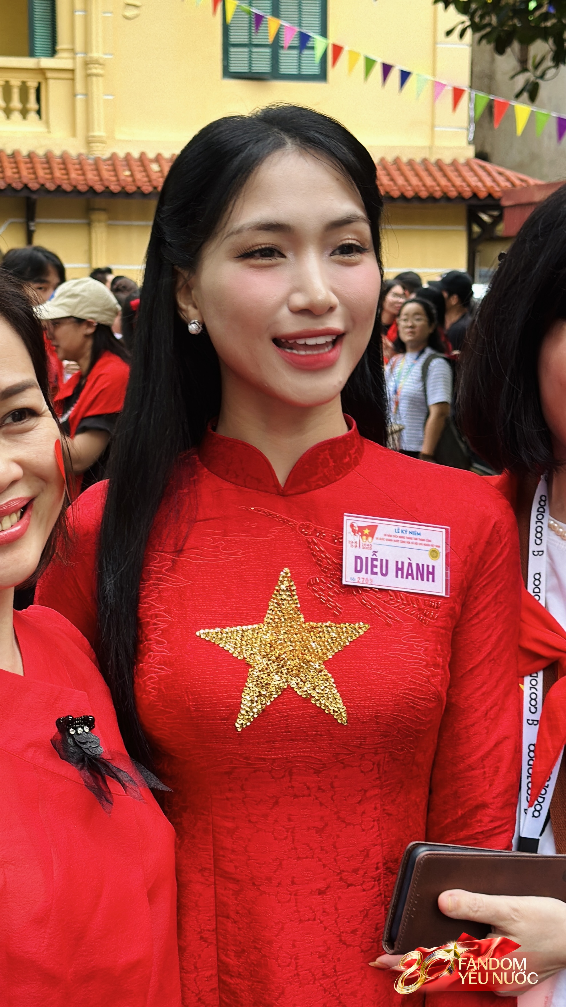 Dàn nghệ sĩ tươi rói trước thềm Tổng duyệt diễu hành 2/9: MONO và Hoà Minzy được người dân vây kín, nữ diễn viên là Thượng uý công an gây sốt!- Ảnh 5.