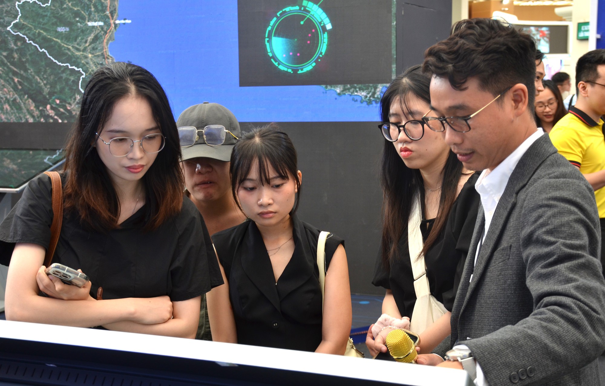 Một tập đoàn giáo dục gây chú ý khi “trình làng” robot lớp học, cô giáo AI tại triển lãm hot nhất dịp Đại lễ 2/9- Ảnh 2. Một tập đoàn giáo dục gây chú ý khi “trình làng” robot lớp học, cô giáo AI tại triển lãm hot nhất dịp Đại lễ 2/9- Ảnh 2.