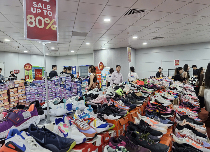 Điểm mua sắm rợp cờ đỏ sao vàng, người dân TP.HCM rộn ràng 'săn sale' dịp lễ 2/9- Ảnh 1. Điểm mua sắm rợp cờ đỏ sao vàng, người dân TP.HCM rộn ràng 'săn sale' dịp lễ 2/9- Ảnh 1.
