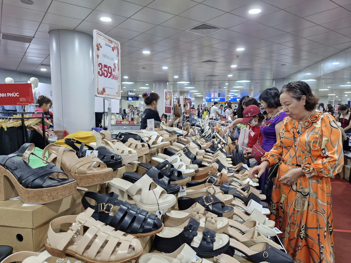 Điểm mua sắm rợp cờ đỏ sao vàng, người dân TP.HCM rộn ràng 'săn sale' dịp lễ 2/9- Ảnh 2. Điểm mua sắm rợp cờ đỏ sao vàng, người dân TP.HCM rộn ràng 'săn sale' dịp lễ 2/9- Ảnh 2.