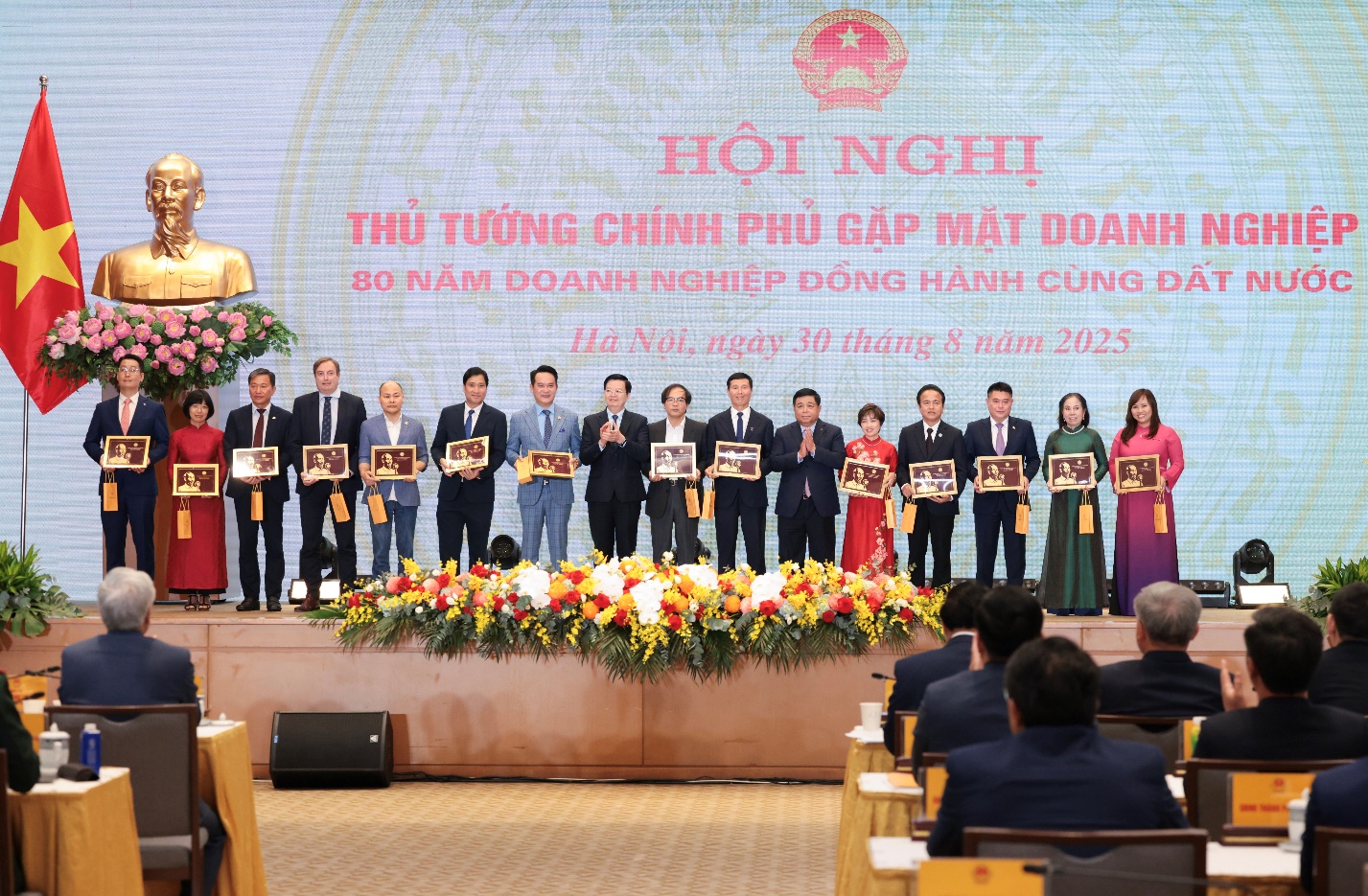 LPBank đón nhận Bằng khen của Thủ tướng tại Hội nghị Doanh nghiệp toàn quốc- Ảnh 1. LPBank đón nhận Bằng khen của Thủ tướng tại Hội nghị Doanh nghiệp toàn quốc- Ảnh 1.