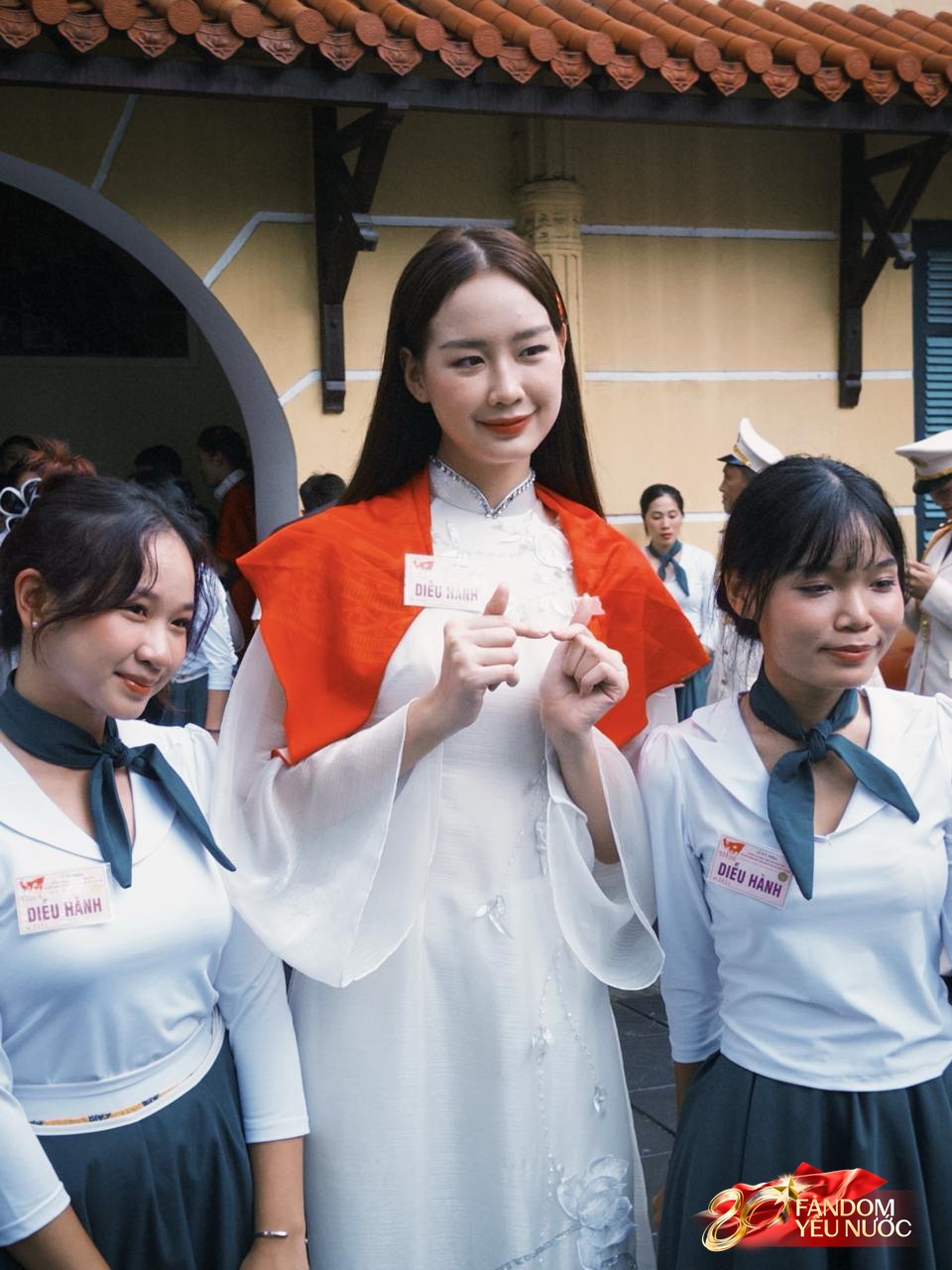 Dàn nghệ sĩ tươi rói trước thềm Tổng duyệt diễu hành 2/9: MONO và Hoà Minzy được người dân vây kín, nữ diễn viên là Thượng uý công an gây sốt!- Ảnh 16.