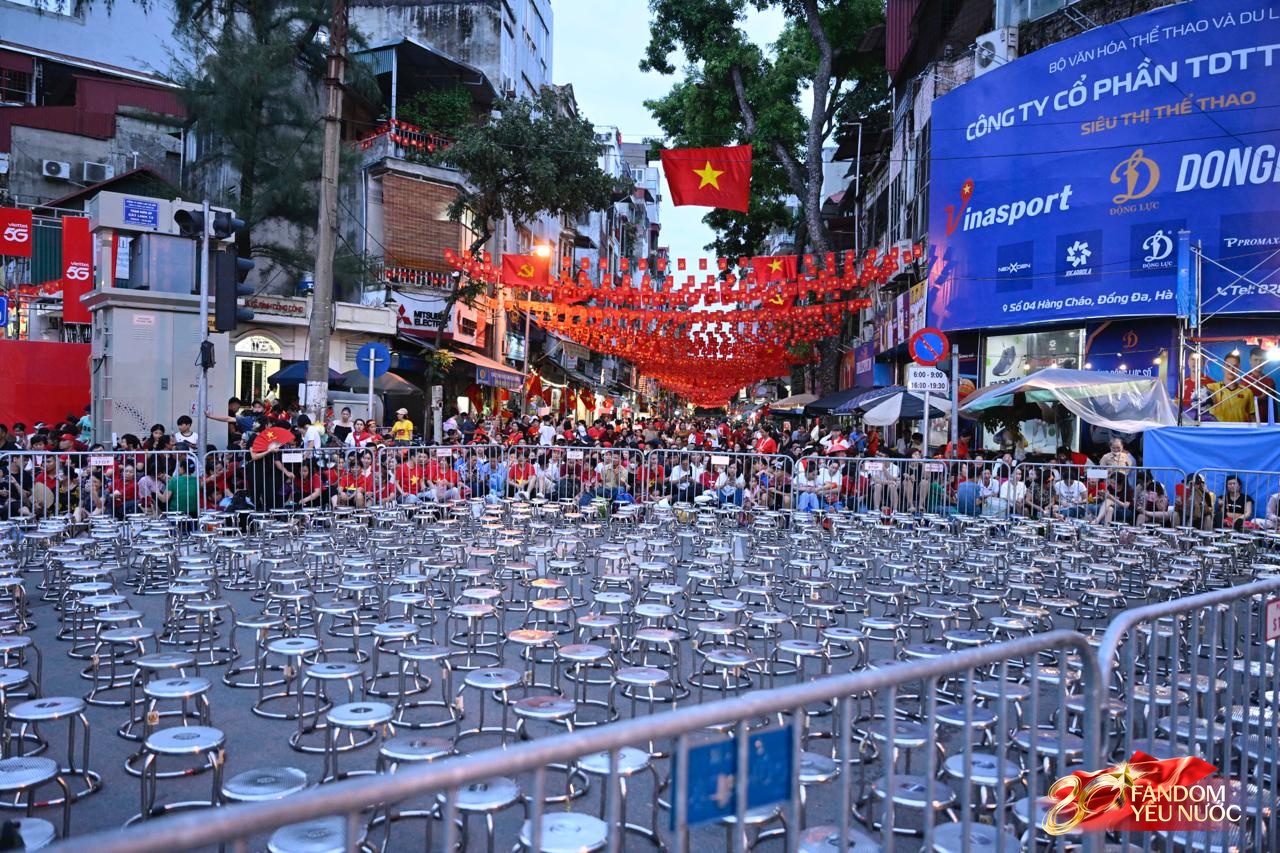 Tuyệt vời: 5.000 chỗ ngồi riêng, cơm nắm muối vừng tiếp sức cựu chiến binh trong đêm chờ tổng duyệt A80- Ảnh 1. Tuyệt vời: 5.000 chỗ ngồi riêng, cơm nắm muối vừng tiếp sức cựu chiến binh trong đêm chờ tổng duyệt A80- Ảnh 1.