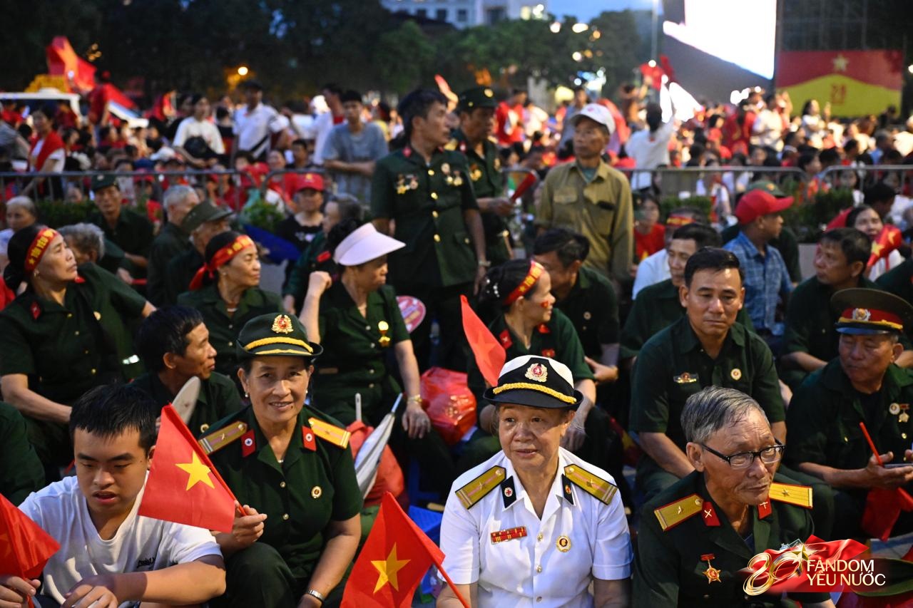 Tuyệt vời: 5.000 chỗ ngồi riêng, cơm nắm muối vừng tiếp sức cựu chiến binh trong đêm chờ tổng duyệt A80- Ảnh 9. Tuyệt vời: 5.000 chỗ ngồi riêng, cơm nắm muối vừng tiếp sức cựu chiến binh trong đêm chờ tổng duyệt A80- Ảnh 9.