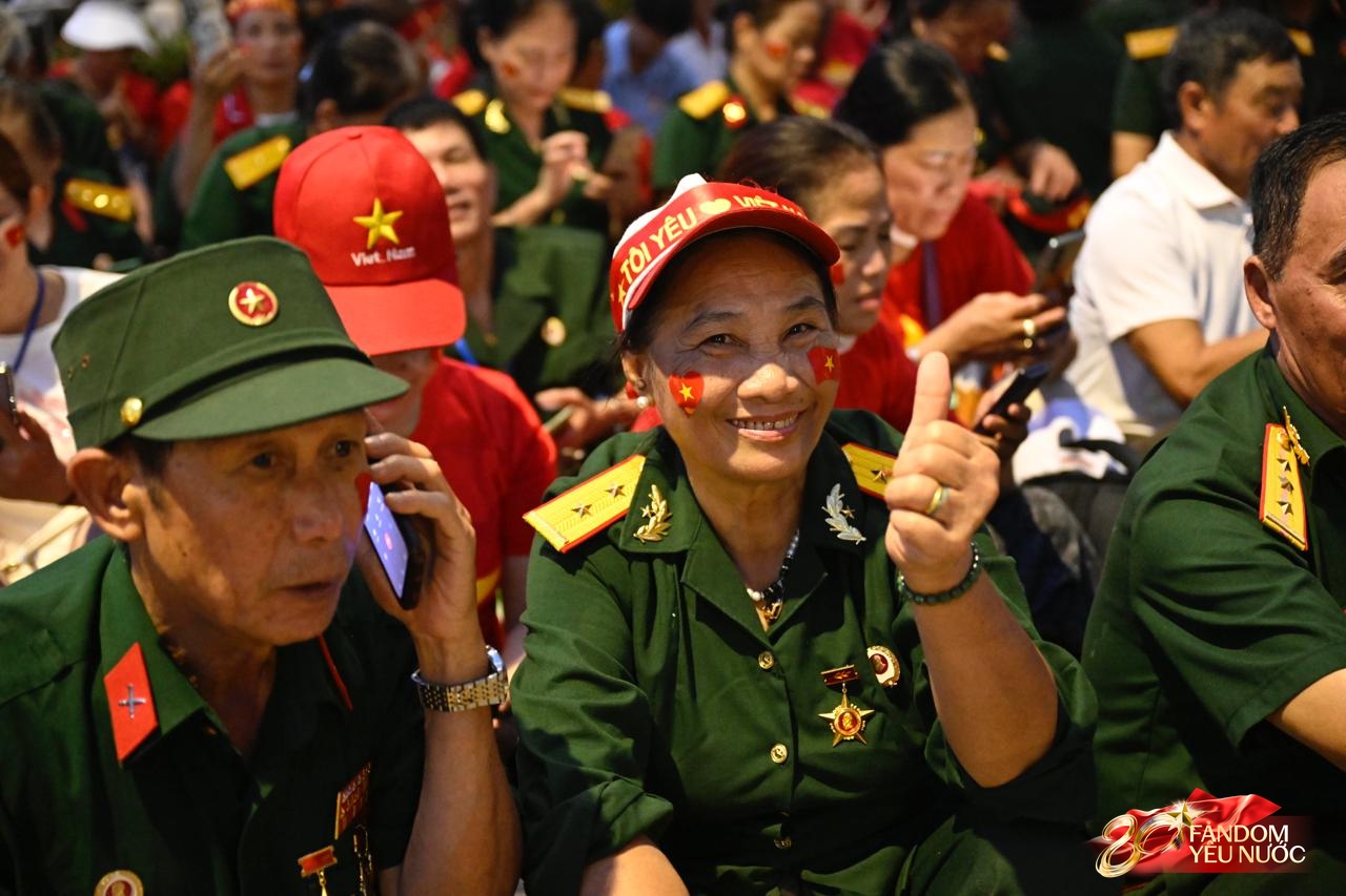 Tuyệt vời: 5.000 chỗ ngồi riêng, cơm nắm muối vừng tiếp sức cựu chiến binh trong đêm chờ tổng duyệt A80- Ảnh 3. Tuyệt vời: 5.000 chỗ ngồi riêng, cơm nắm muối vừng tiếp sức cựu chiến binh trong đêm chờ tổng duyệt A80- Ảnh 3.